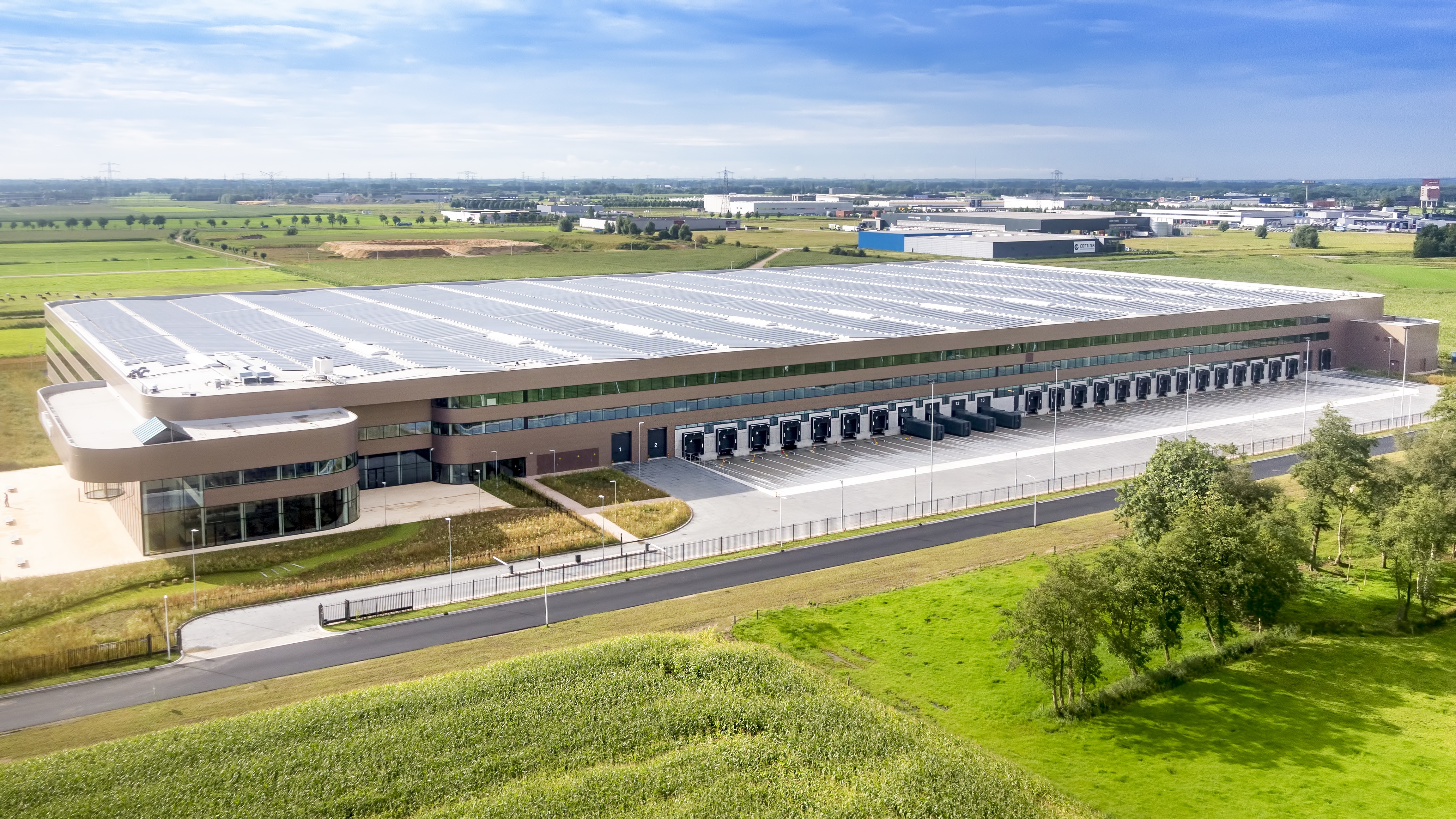 Op het dak van het distributiecentrum van Wehkamp in Zwolle heeft WDP (de eigenaar van het pand) bijna 10.000 zonnepanelen laten installeren. In Nederland laat WDP voor eind 2018 nog eens 100.000 extra zonnepanelen plaatsen op daken van zijn distributiecentra