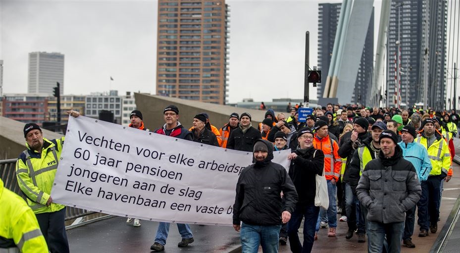 Havenwerkers liepen december vorig jaar een protestmars over de Erasmusbrug naar het Luxor Theater, waar het Havenbedrijf toen de jaarcijfers presenteerde. De demonstranten voerden actie tegen toekomstige gedwongen ontslagen in de Rotterdamse haven. Komende maand en in januari dreigt FNV met stakingen in de haven van Rotterdam. Foto: ANP