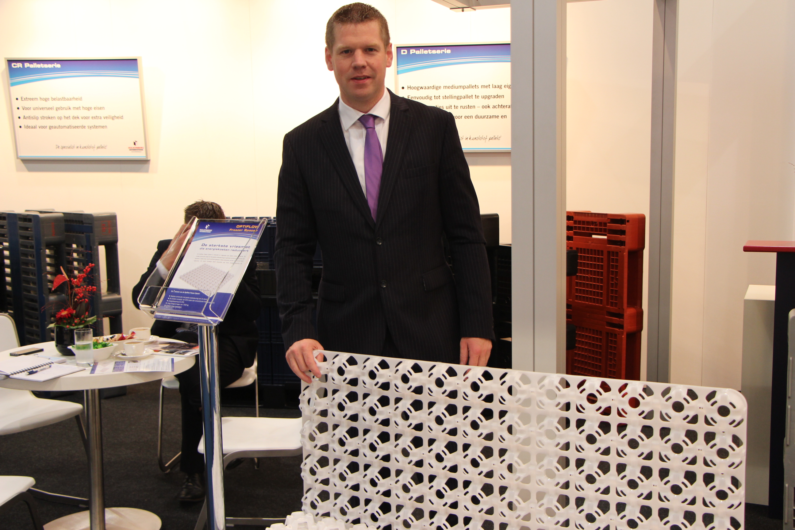 NIels Scheers op de stand van Hulkenberg. Het is zijn eerste beursdag en laat zich verrassen door de aanloop vandaag.