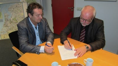 Op de foto van links naar rechts: Ernst-Jan Dorgelo, directeur van Tielbeke, en wethouder Ruud van Leeuwen van de gemeente Dalfsen