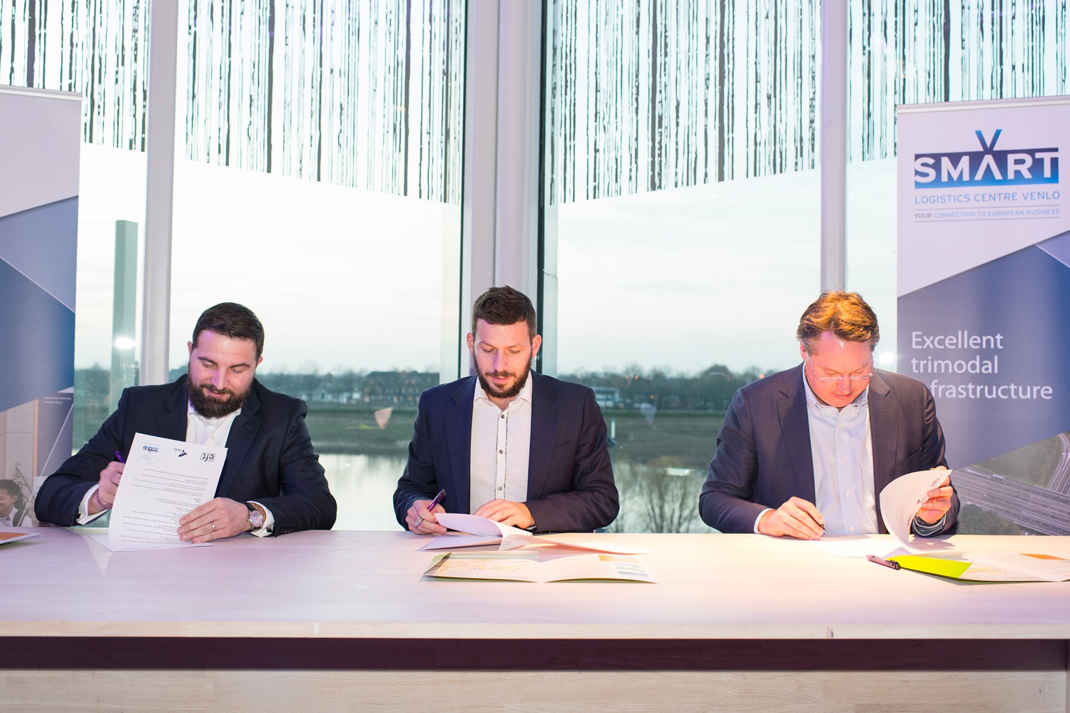 Eye for Transport maakte gisteren bekend dat volgend jaar de 3PL Summit en het CSCO-forum weer plaatsvinden in Venlo. De overeenkomst hiervoor werd gisteren ondertekend. Van links naar rechts: Ron Kuypers (Bestuurslid Acquisitie, PR & Branding bij SMART LCV), Chris Saynor (Eye for Transport) en wethouder Stephan Satijn.