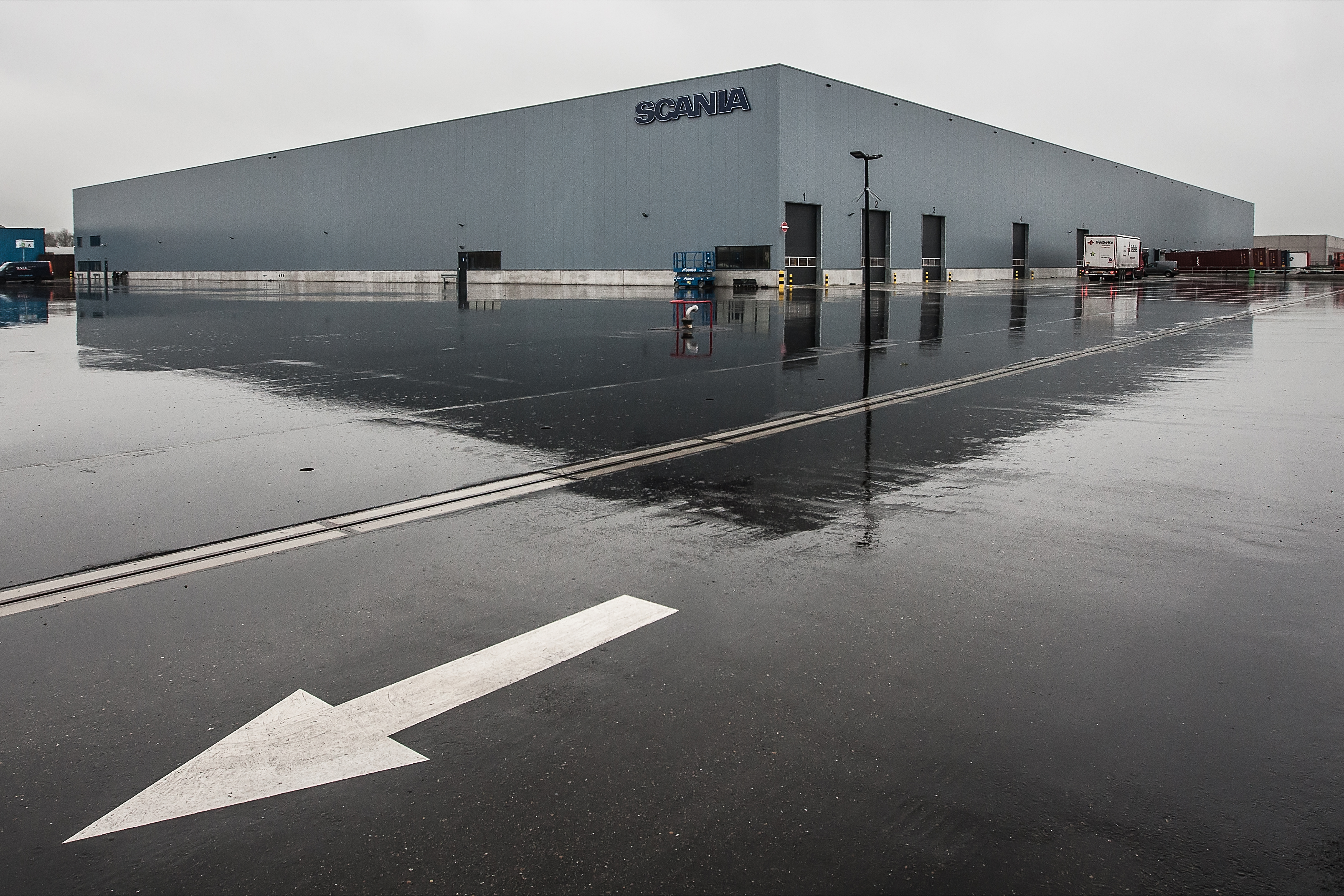 HSK151130_1019
Reportage/Nieuwbouw in Logistiek Magazine breng ik maandag een bezoek aan het nieuwe Logistiek Centrum van Scania Logistics Netherlands dat afgelopen mei is geopend op bedrijventerrein Zwarte Water in Hasselt. In het logistiek centrum vinden drie logistieke werkzaamheden plaats waaronder de onderdelenoverslag voor de fabrieken van Sancia in Meppel en Zwolle.