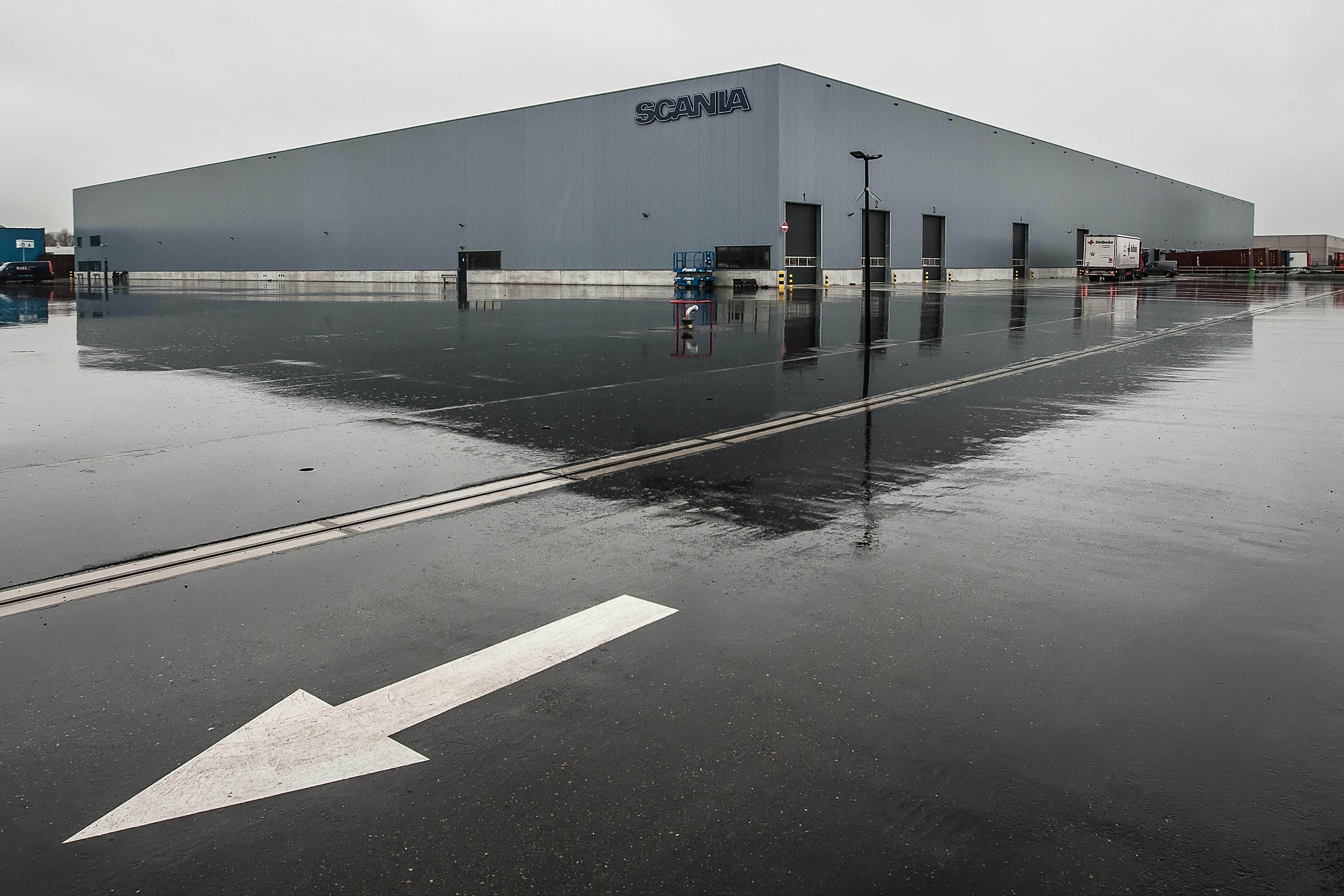 HSK151130_1019
Reportage/Nieuwbouw in Logistiek Magazine breng ik maandag een bezoek aan het nieuwe Logistiek Centrum van Scania Logistics Netherlands dat afgelopen mei is geopend op bedrijventerrein Zwarte Water in Hasselt. In het logistiek centrum vinden drie logistieke werkzaamheden plaats waaronder de onderdelenoverslag voor de fabrieken van Sancia in Meppel en Zwolle.