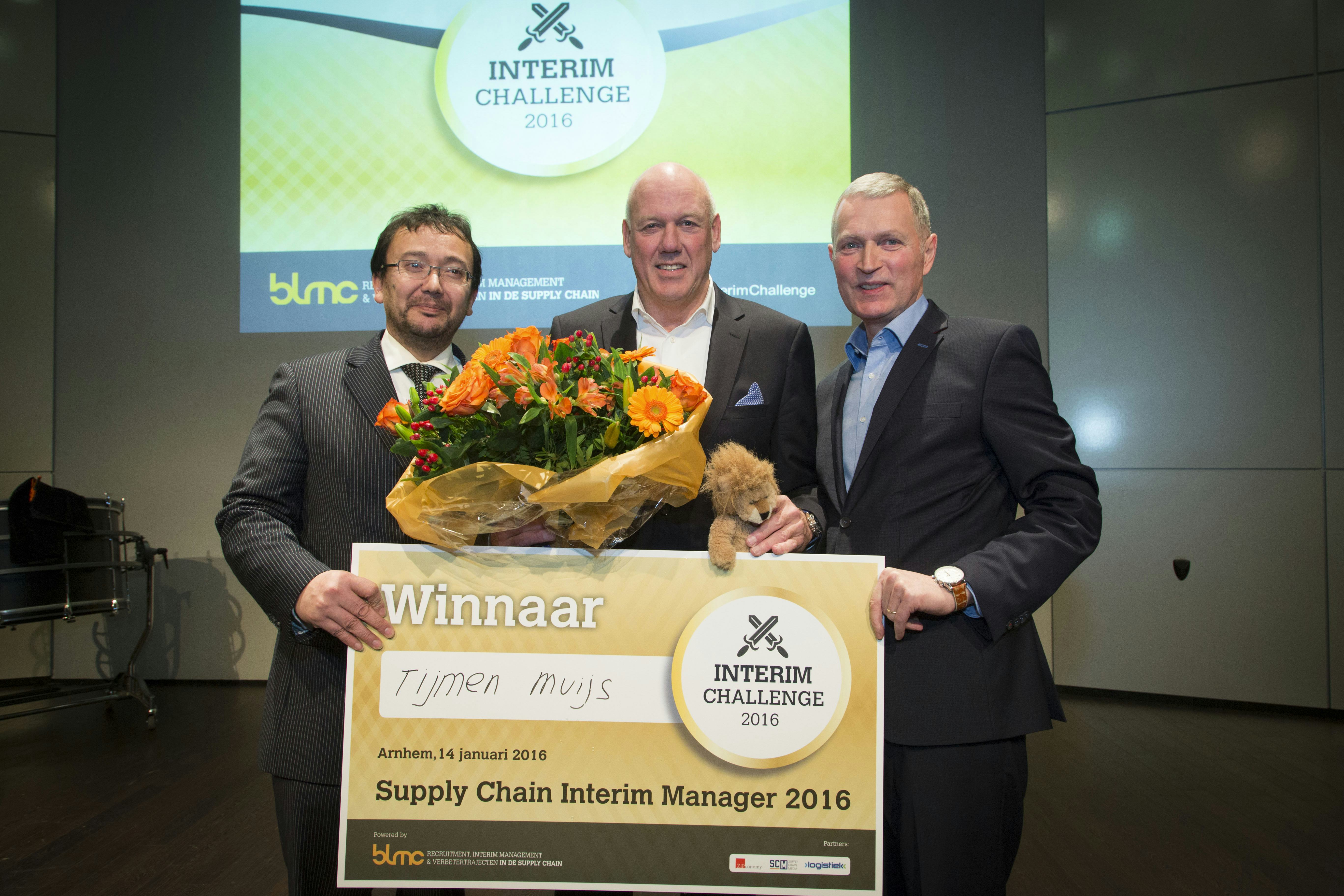 Prof. Rob Blomme (juryvoorzitter), Tijmen Muijs (winnaar 2016) en Michel van Buren (directeur BLMC)