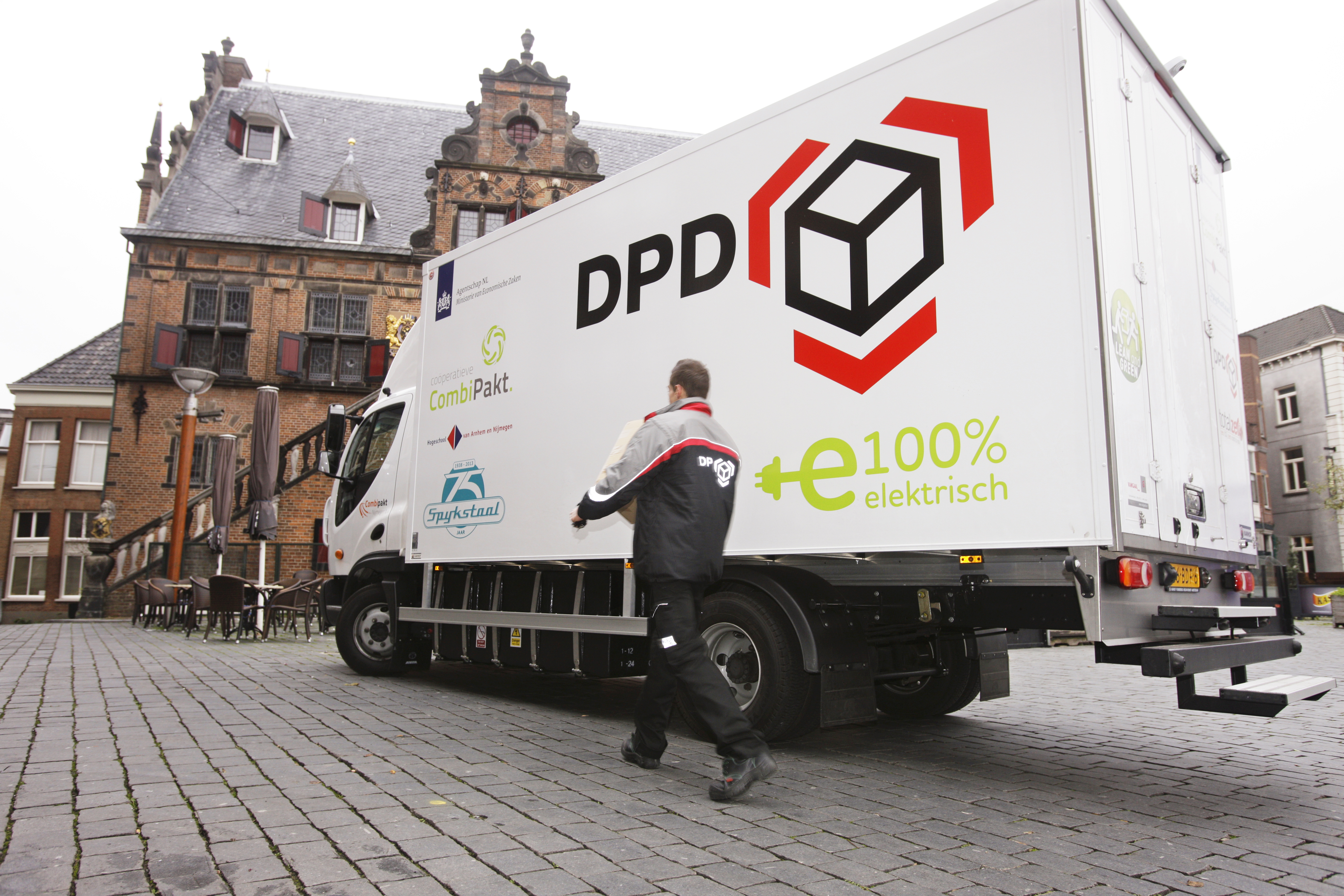 Cooperatieve Combipakt UA

elektrische truck

DPD Post

Grote Markt Nijmegen