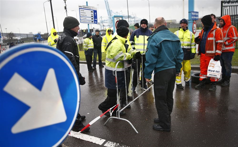 Havenmedewerkers in Rotterdamse haven gaan 24 uur staken. Personeel en bonden eisen een garantie dat er tot juli 2020 geen gedwongen ontslagen plaatsvinden. FNV en CNV vrezen dat honderden banen verloren gaan met de komst van geautomatiseerde terminals op de Tweede Maasvlakte. Foto: ANP