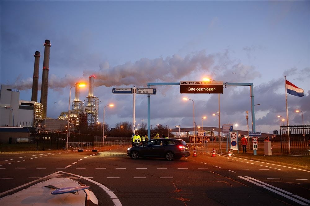 Havenmedewerkers uit de containersector houden een 24 uursstaking in de Rotterdamse haven. Ze eisen een garantie dat er tot juli 2020 geen gedwongen ontslagen plaatsvinden. FNV en CNV vrezen dat er in de containersector honderden banen verloren gaan door de komst van de sterk geautomatiseerde terminals op de Tweede Maasvlakte. Foto: ANP
