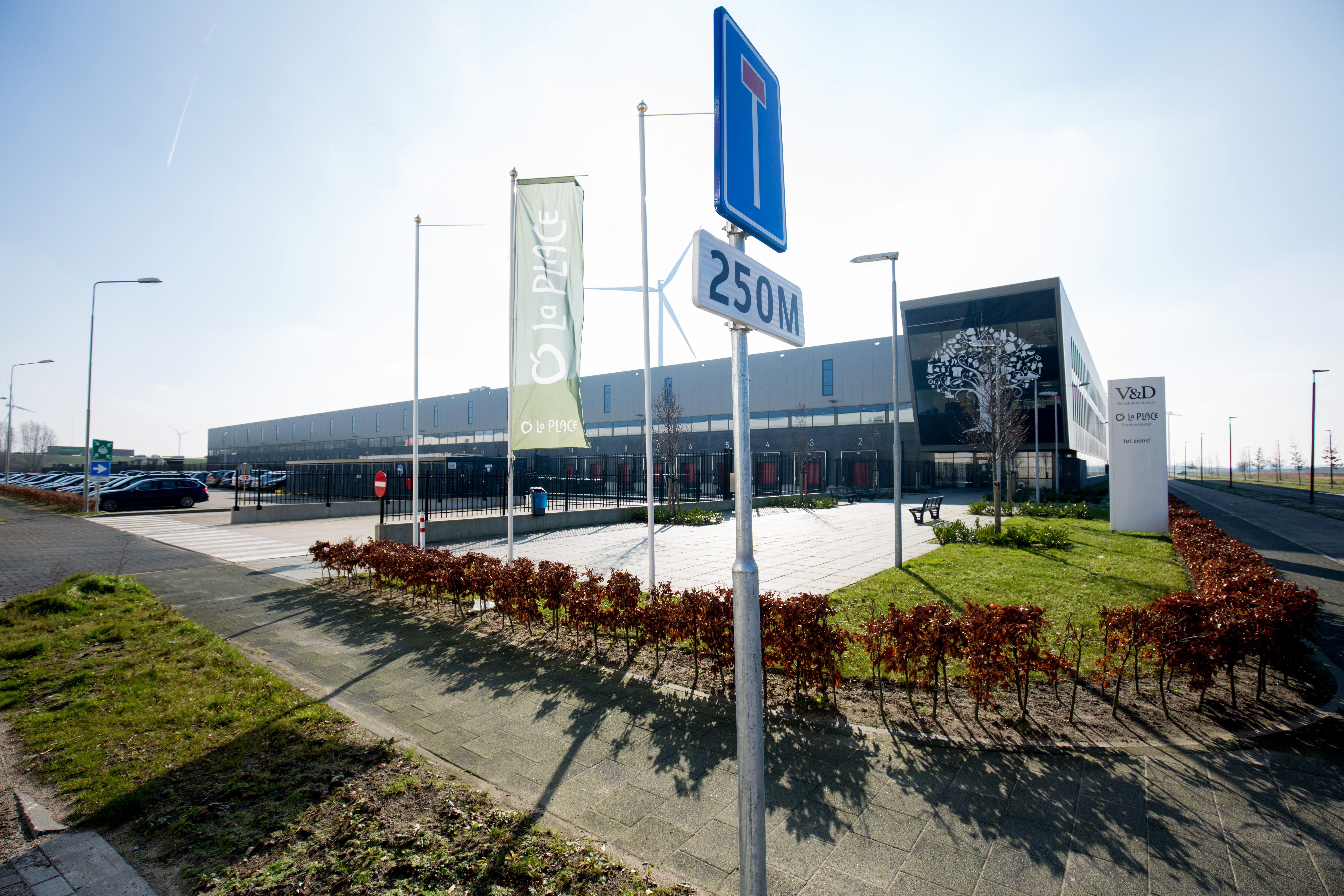 Fiege huurt een groot deel van het voormalige distributiecentrum van V&D in Nieuwegein. Het dc, waarvan WDP de eigenaar is, heeft goed een jaar leeggestaan. Foto: Herbert Wiggerman