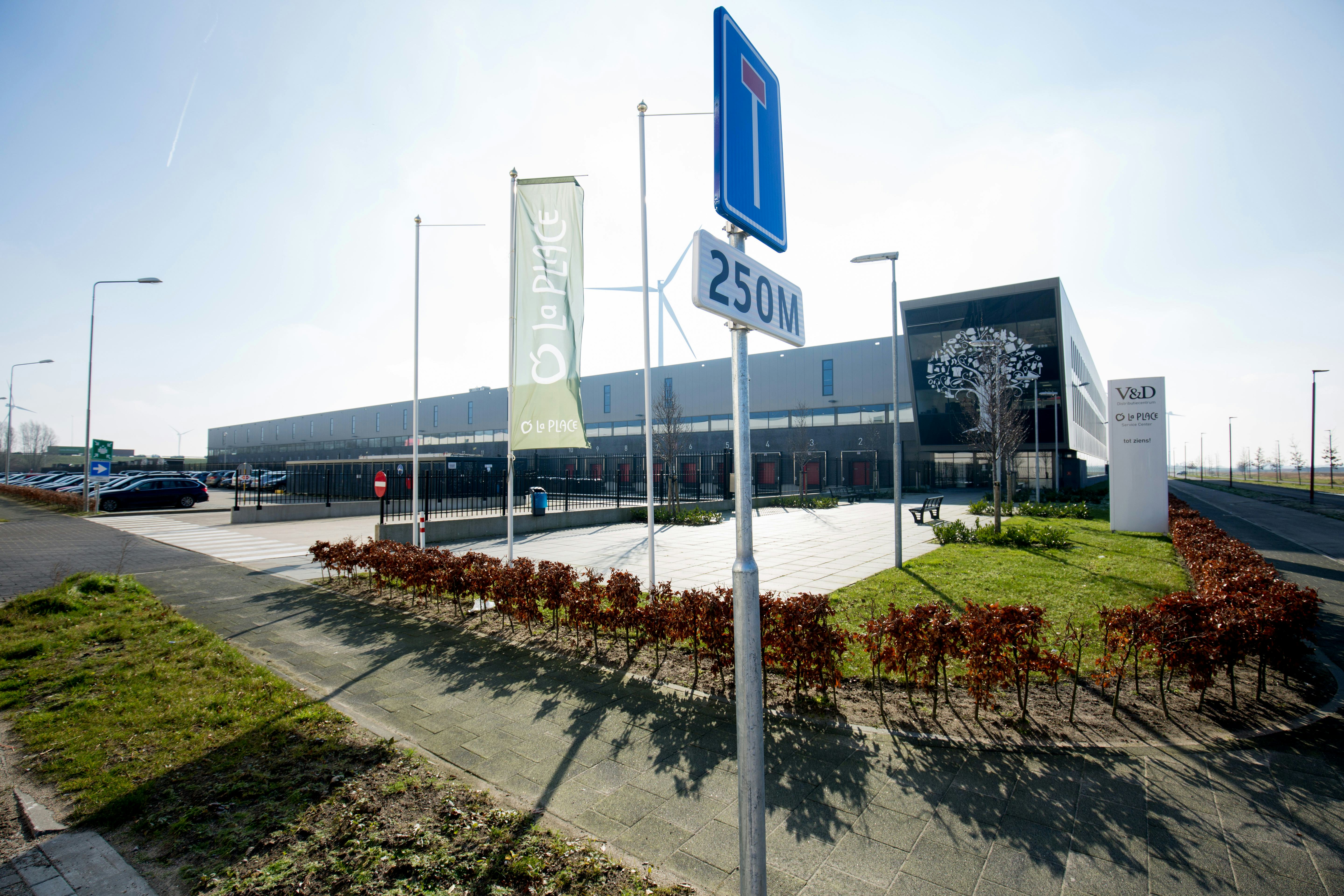 Fiege huurt een groot deel van het voormalige distributiecentrum van V&D in Nieuwegein. Het dc, waarvan WDP de eigenaar is, heeft goed een jaar leeggestaan. Foto: Herbert Wiggerman