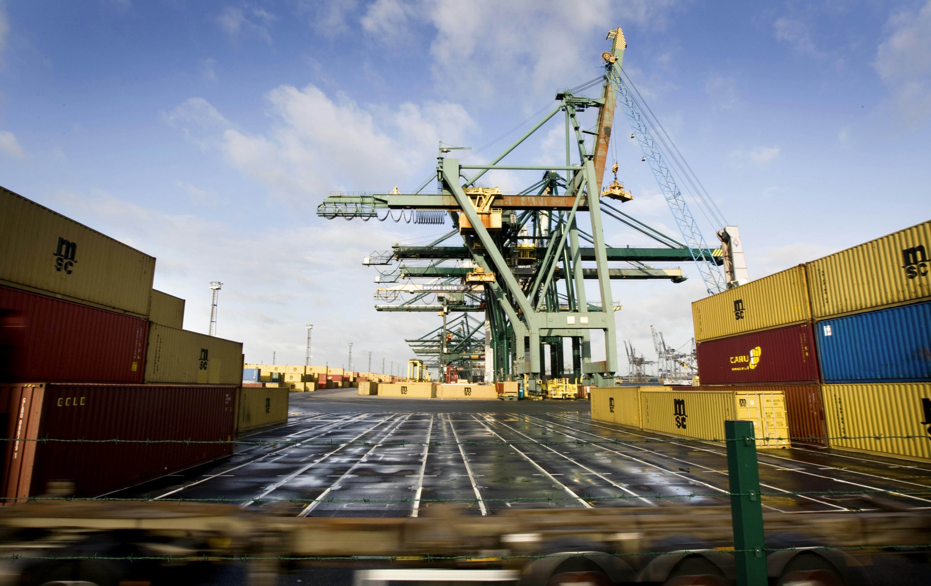  Containers overslag in de havens van Antwerpen. 