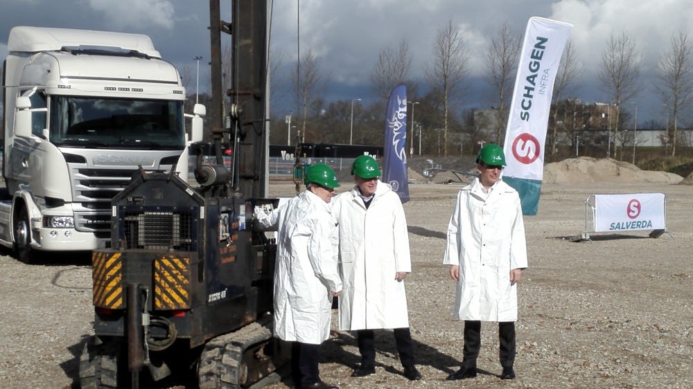 De eerste paal van het nieuwe logistiek centrum van Scania in Zwolle geslagen door: Per Hallberg (CEO), Thomas Karlsson (Executive Vice President) en Ruthger de Vries (Plantmanager Zwolle). Foto: Schagen Infra