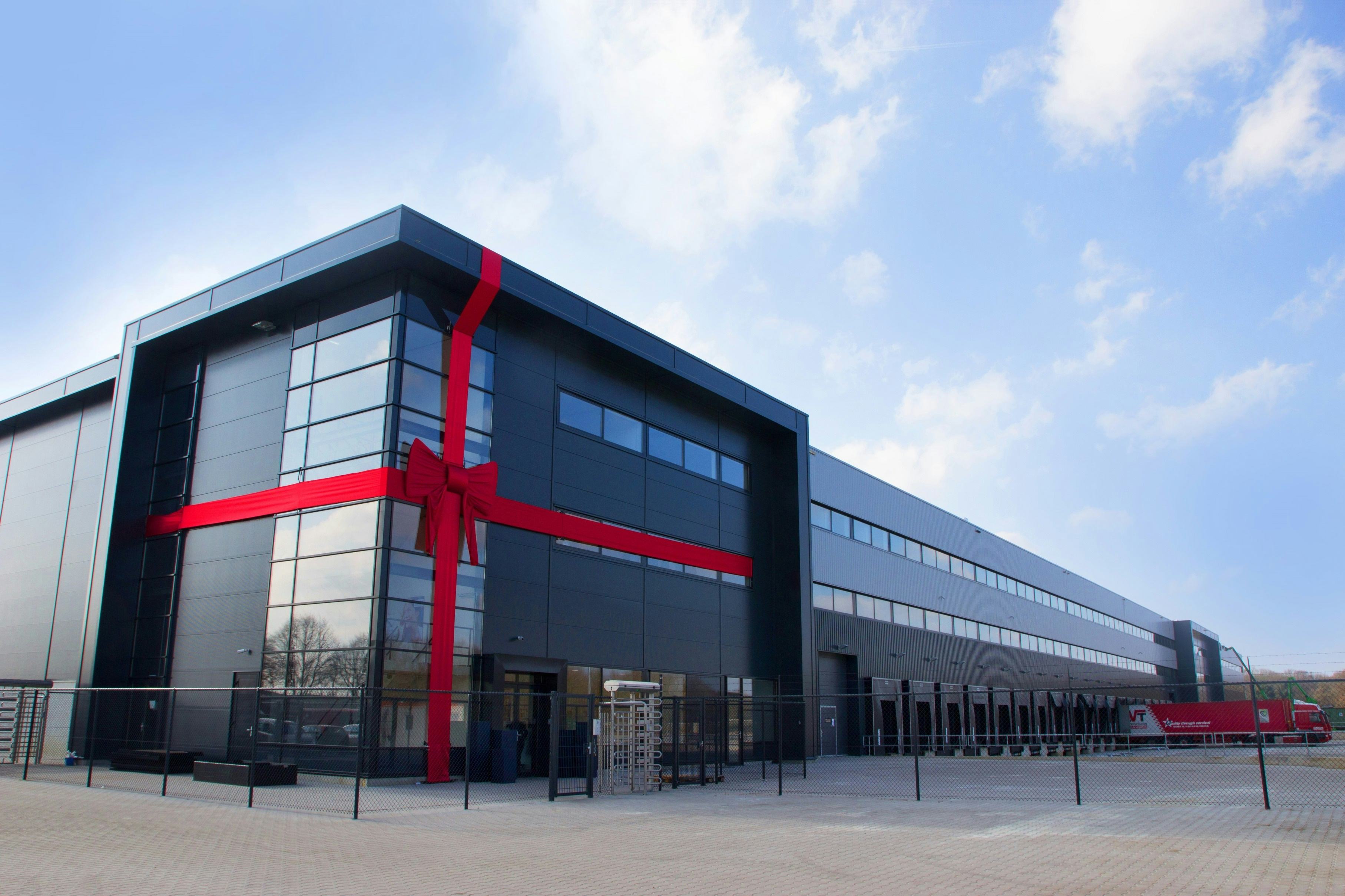 Logistiek dienstverlener Arvato SCM nam woensdag in het Noord-Limburgse Heijen een nieuw multi-client distributiecentrum van 30.000 vierkante meter in gebruik. 