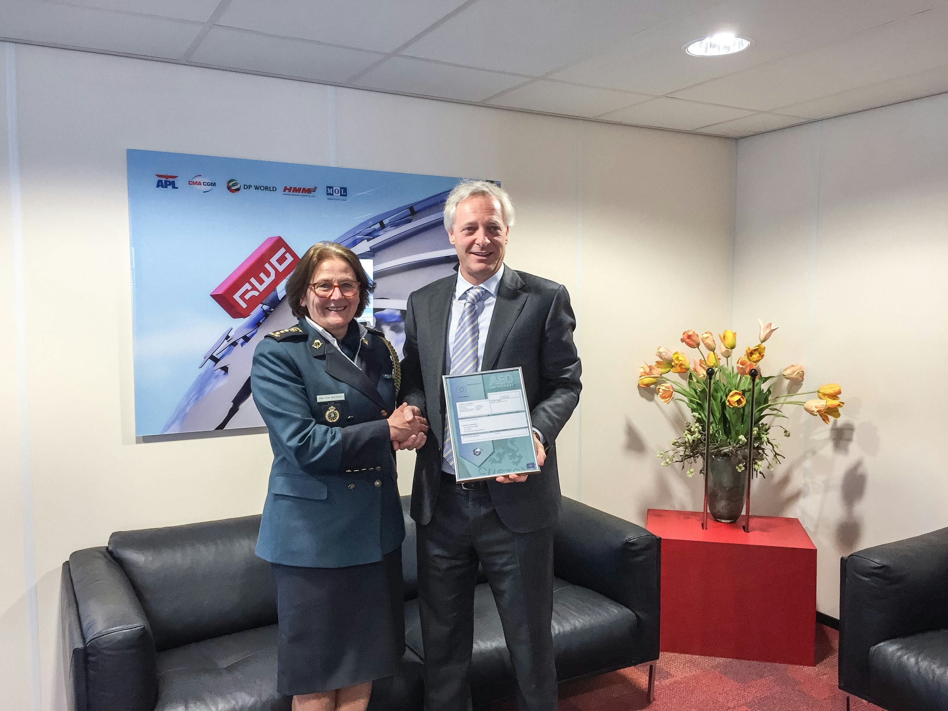  Ronald Lugthart, managing director van Rotterdam World Gateway (RWG) kreeg uit handen van Anneke van den Breemer, Regiodirecteur Douane Rotterdam Haven, de definitieve douanevergunning en AEO-certificering overhandigd. 