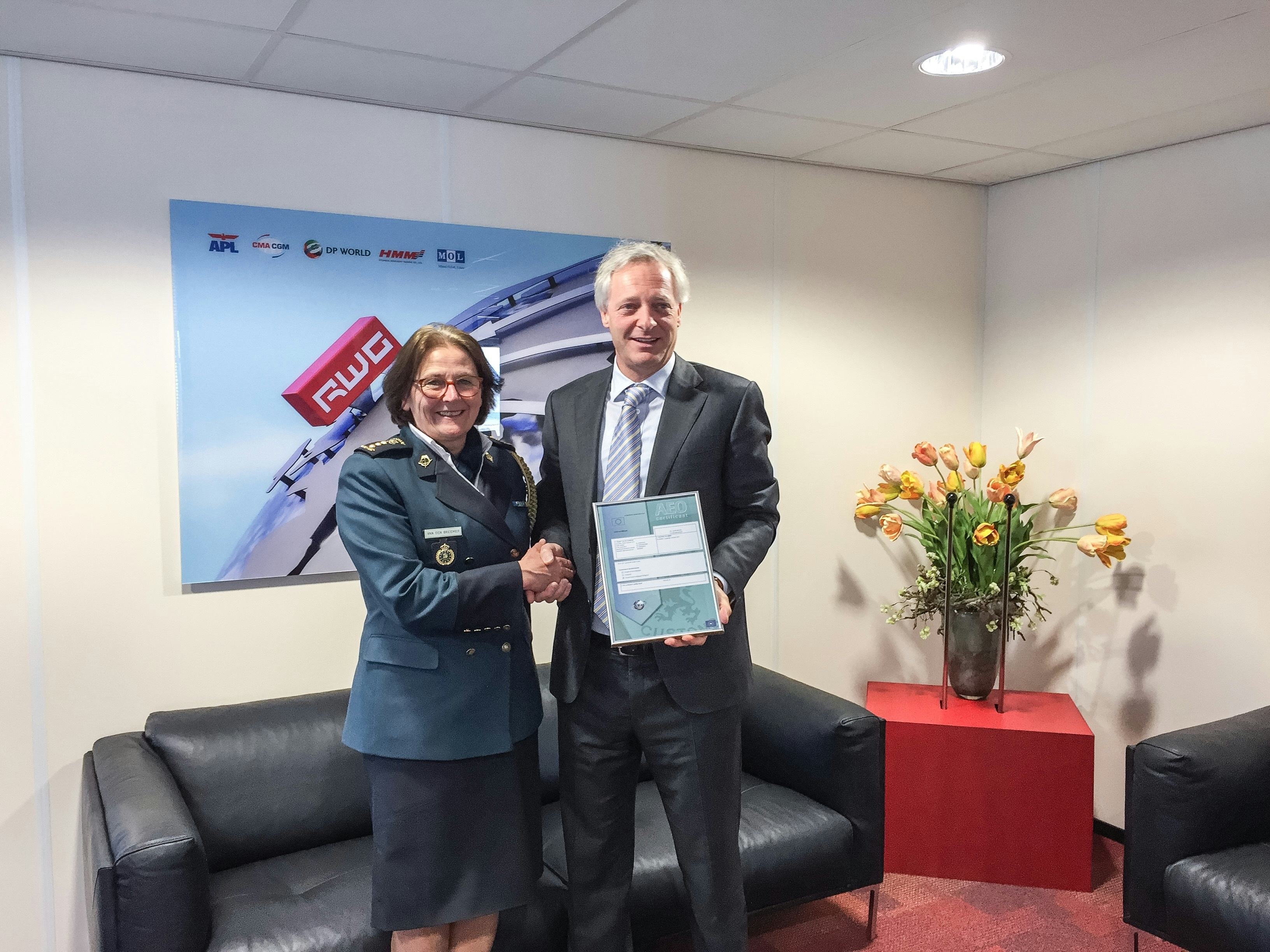 Ronald Lugthart, managing director van Rotterdam World Gateway (RWG) kreeg uit handen van Anneke van den Breemer, Regiodirecteur Douane Rotterdam Haven, de definitieve douanevergunning en AEO-certificering overhandigd.