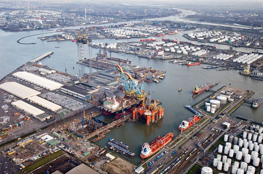 Havenmedewerkers Rotterdam krijgen baangarantie tot 2020