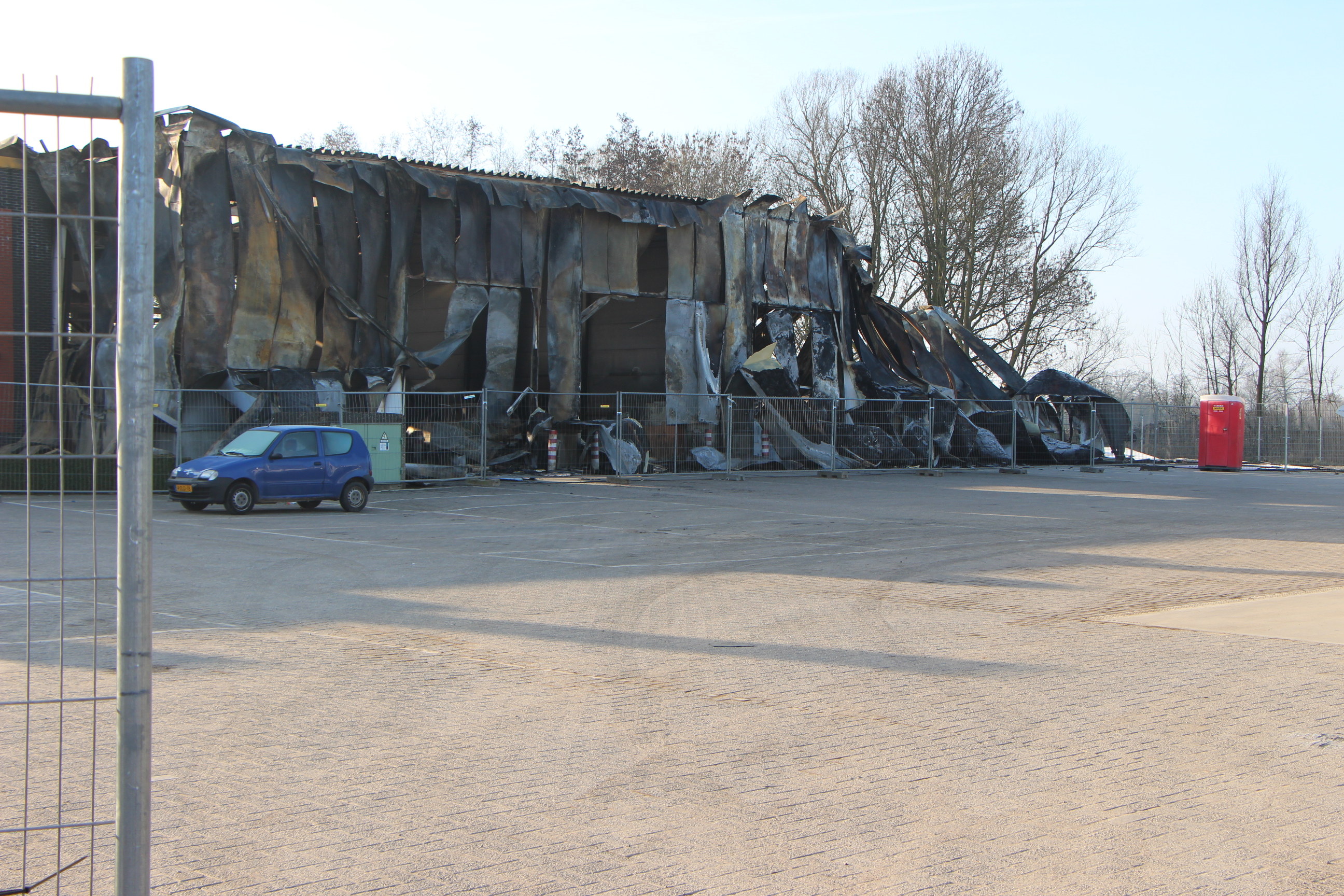Het bedrijfspand van Melis Transport in het Gelderse Duiven is volledig in de as gelegd als gevolg van een uitslaande brand afgelopen donderdagavond.