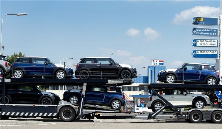 Nu nog per vrachtwagen maar als het aan de provincie Limburg ligt, worden vanaf 2019 de Mini's geproduceerd door VDL Nedcar in Born grotendeels per spoor vervoerd.