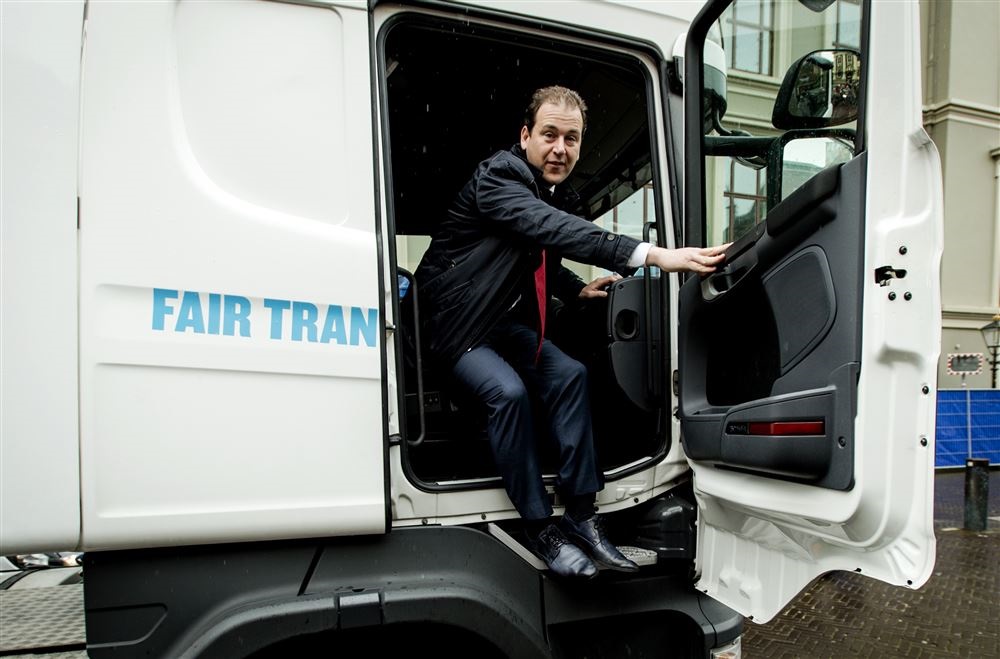 Minister Lodewijk Asscher (Sociale Zaken) rijdt mee in een actietruck van de FNV richting het Torentje. De vrachtwagenchauffeurs voeren actie op de dag dat het kabinet een wetsvoorstel naar de Tweede Kamer stuurt, waardoor de Wet Ketenaansprakelijkheid ook gaat gelden voor de transportsector.