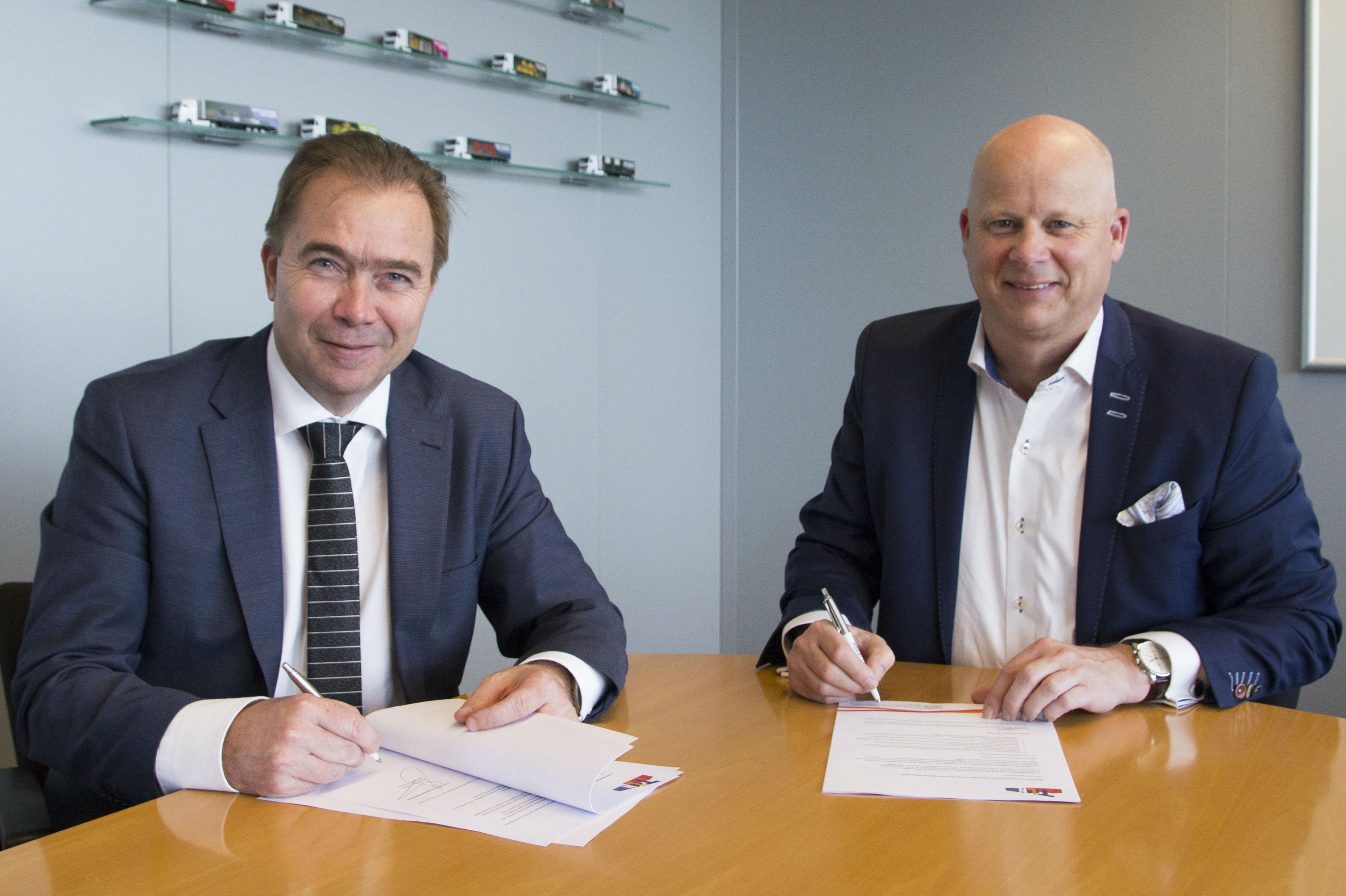 Jan Boeve, directeur van TLN (links) en Rudy Vellema van NextPage ondertekenen een samenwerkingsovereenkomst