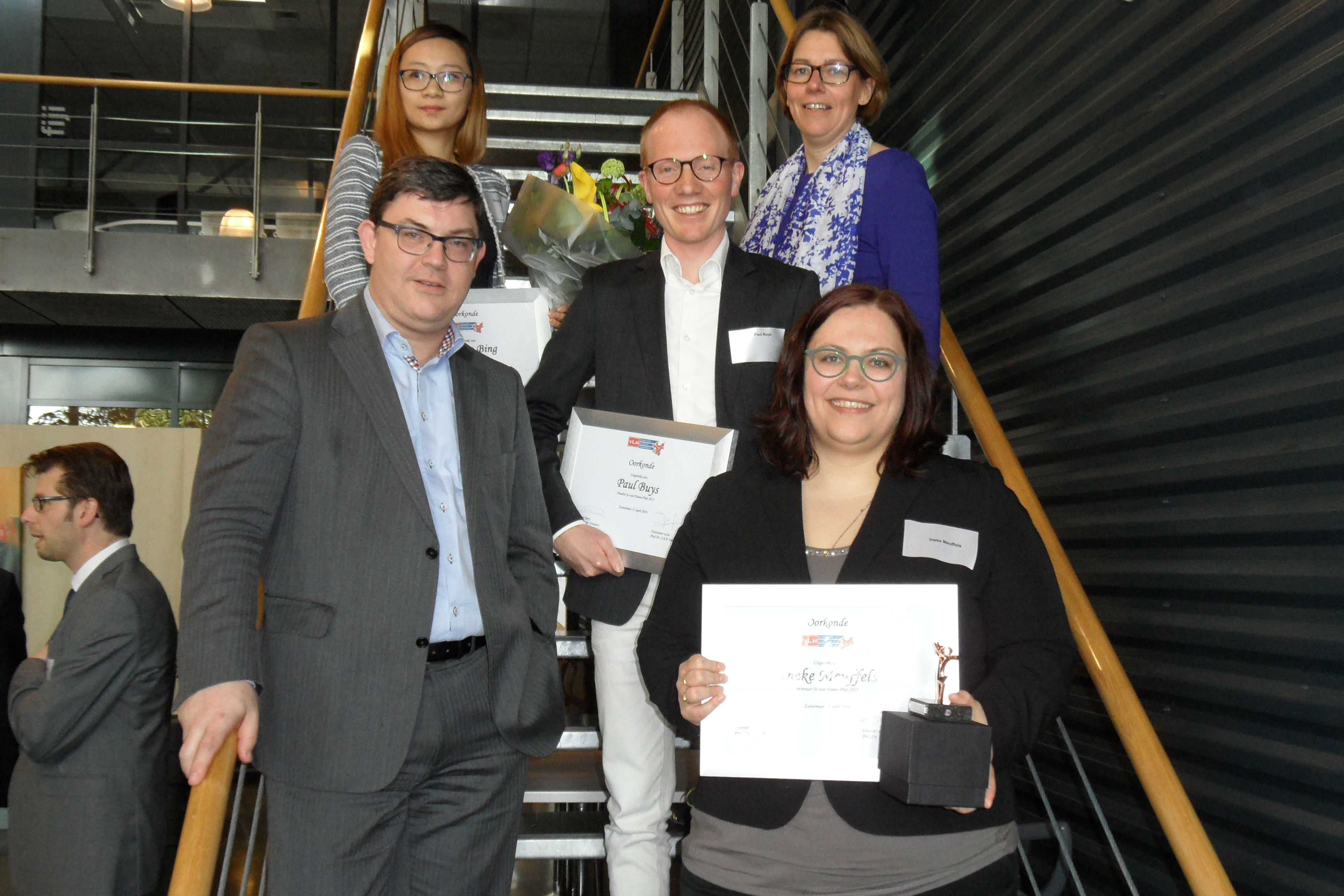 Vlnr: Prof. Albert Veenstra, Dr. Xiaoyun Bing, Dr. Ir. P. Buijs, Aimée van Nunen en op de voorgrond winnares Dr. Ineke Meuffels 