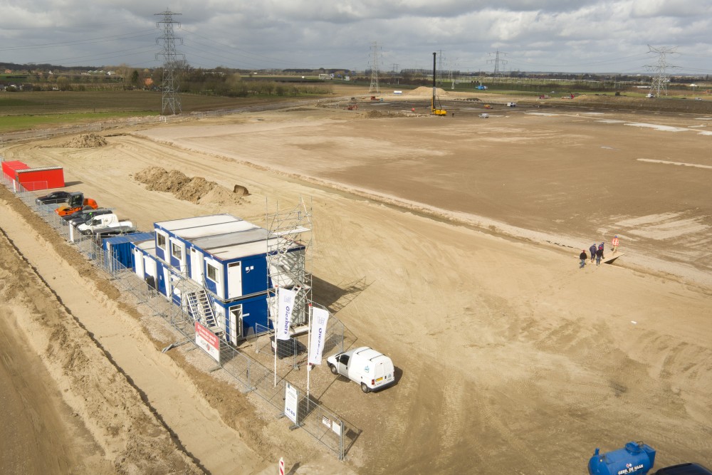 Op Park15 tussen Arnhem en Nijmegen, direct aan de A15 ter hoogte van Elst-Oosterhout, is al een begin gemaakt met de bouw van het eerste distributiecentrum voor Nabuurs en Kraft-Heinz. Ook Lidl wil gaan bouwen en heeft alvast een kavel van 16 hectare in optie genomen. Foto: GiesbersGroep, Arnhem.