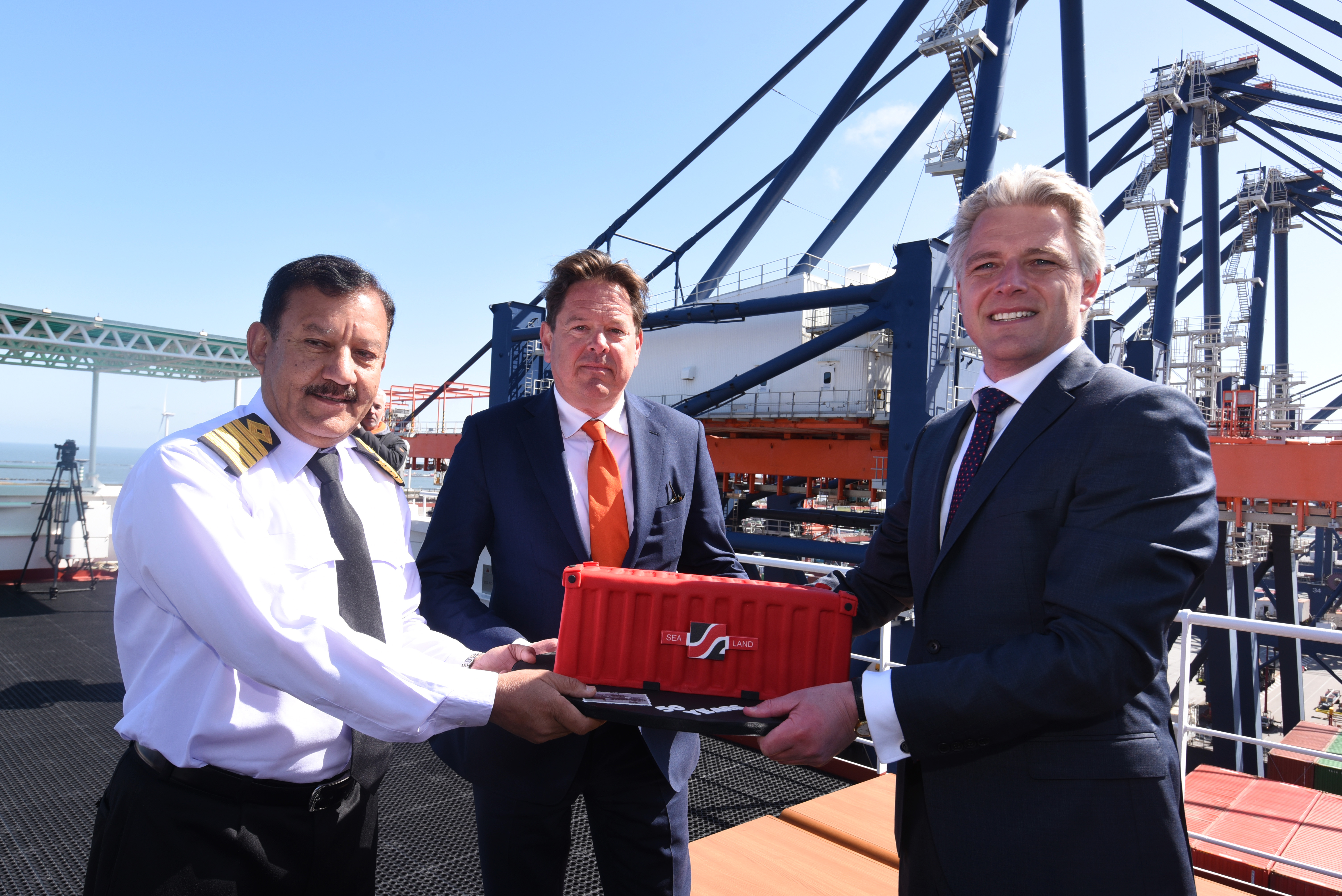 Rotterdam 3 mei 2016.
50 jaar containervaart in Rotterdam aan boord van het containerschip Al Zubara
Foto Ries van Wendel de Joode/HBR