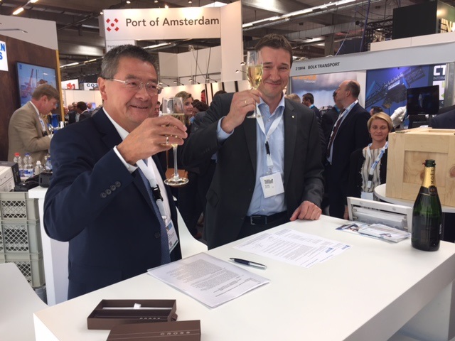 Links Peter Schreurs, CEO van Novaedes en Jos Masselink, General Manager bij Broekman Project Services toasten op de samenwerking.