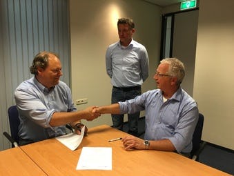 Op de foto John Engelsman, algemeen directeur van IJB Groep en Freerk Lautenbag, algemeen directeur van Combex Bouwlogistiek samen met Olaf de Boer van NextPage.