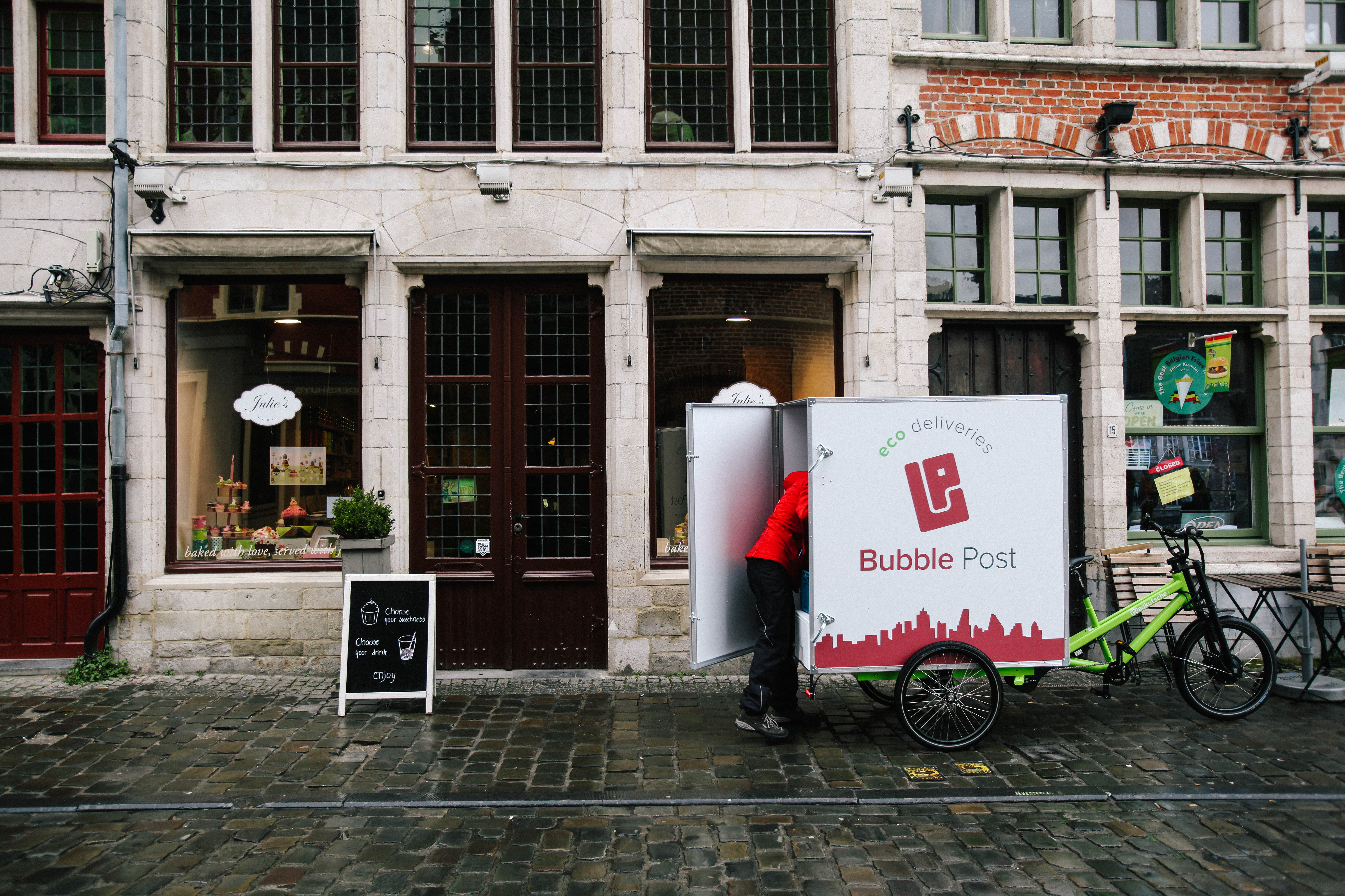 Stadsdistributie-specialist Bubble Post begint nu ook in Rotterdam. Het Belgische bedrijf wil binnenkort ook de bevoorrading van bedrijven in de binnenstad van Eindhoven op zich nemen. 