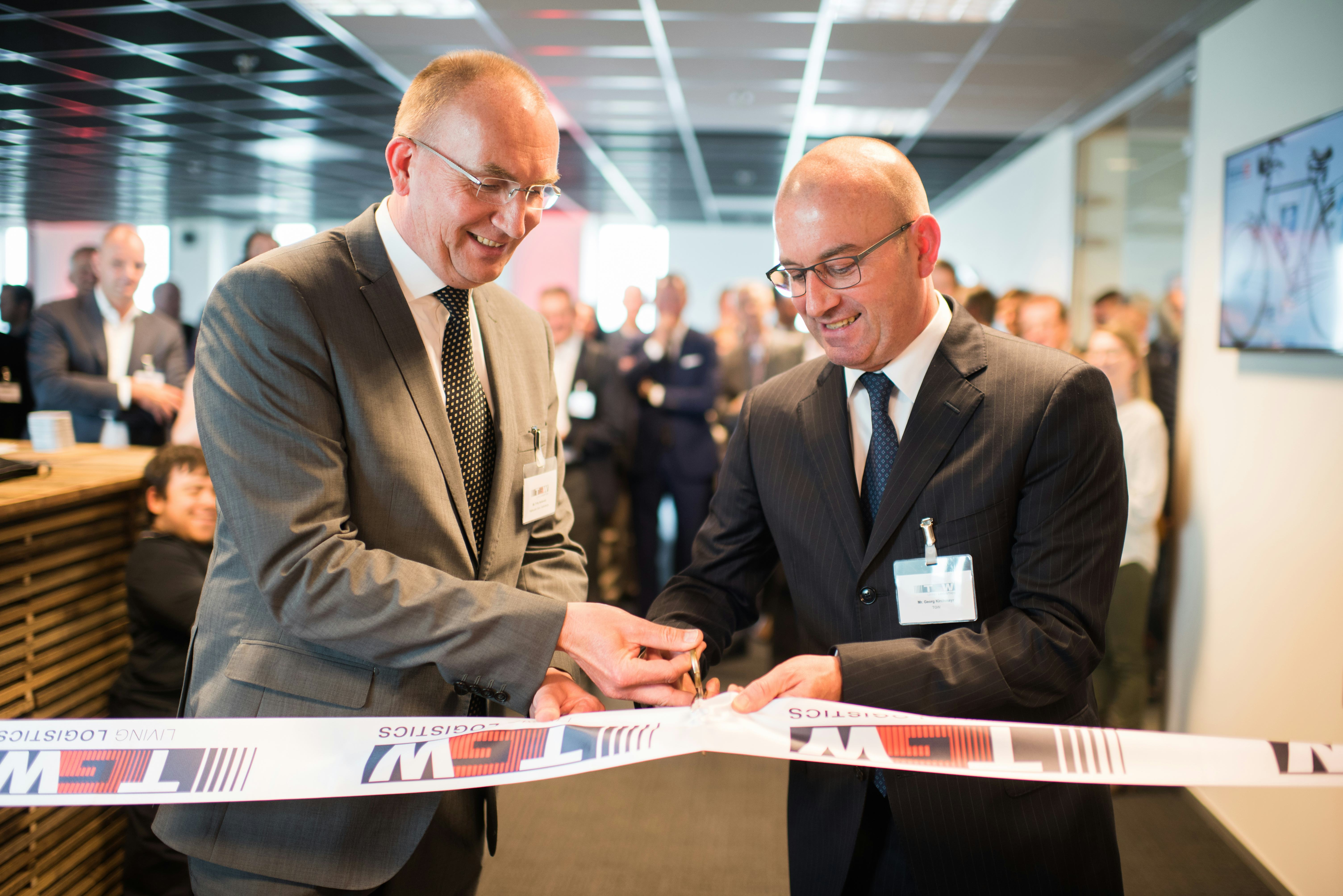 Wethouder Frits Harteveld (l) en Georg Kirchmayr, ceo TGW verrichten de officiële opening.