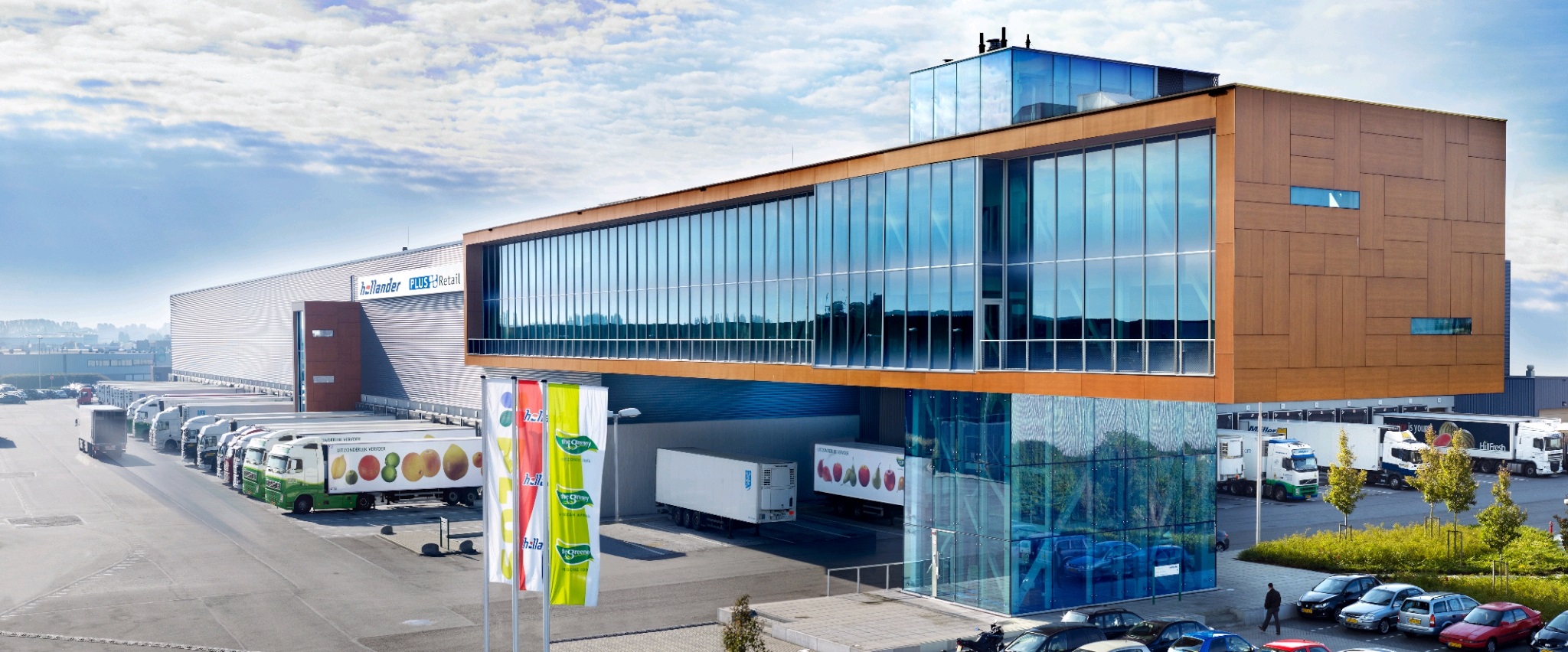 Hollander Barendrecht blijft de komende 11 jaar de logistiek van verse en gekoelde producten verzorgen voor Plus Retail