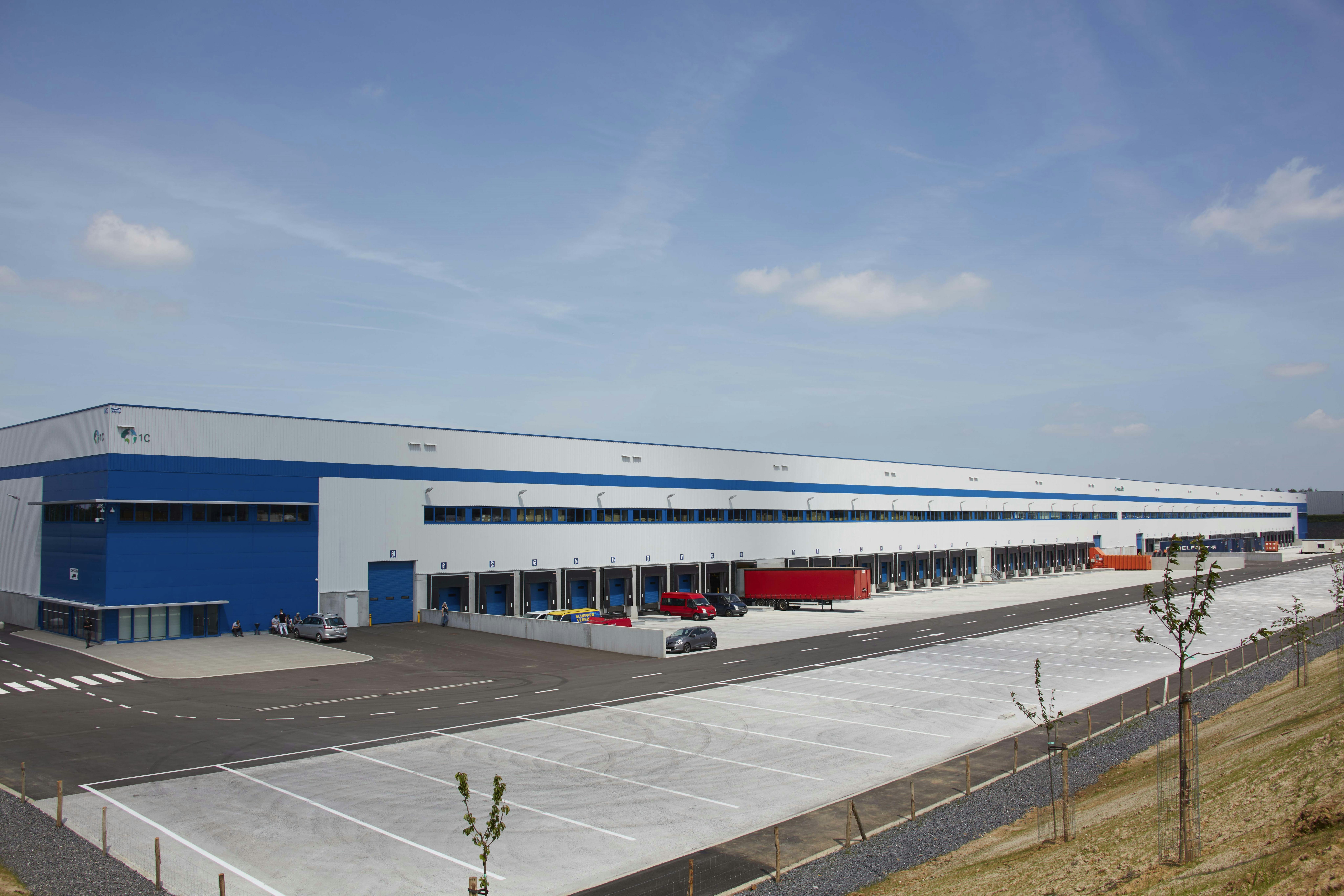 Het huidige edc van Skechers in Luik van 100.000 vierkante meter is door de jaren heen meermaals uitgebreid en geautomatiseerd. Nu is het schoenenmerk hier toch uit zijn jasje gegroeid en verhuist het naar een nog grotere locatie.