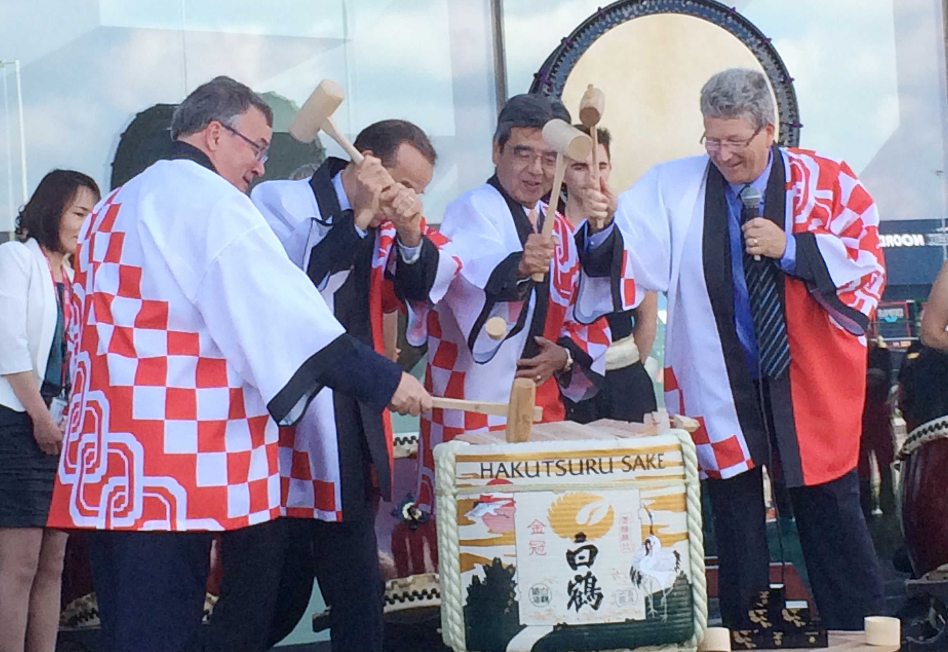 David Mills (Ricoh), Oscar de Bok (DHL), Hiroshi Inomata, de Japanse ambassadeur in Nederland en Eugene Kersjes (Ricoh) slaan samen een vat sake aan