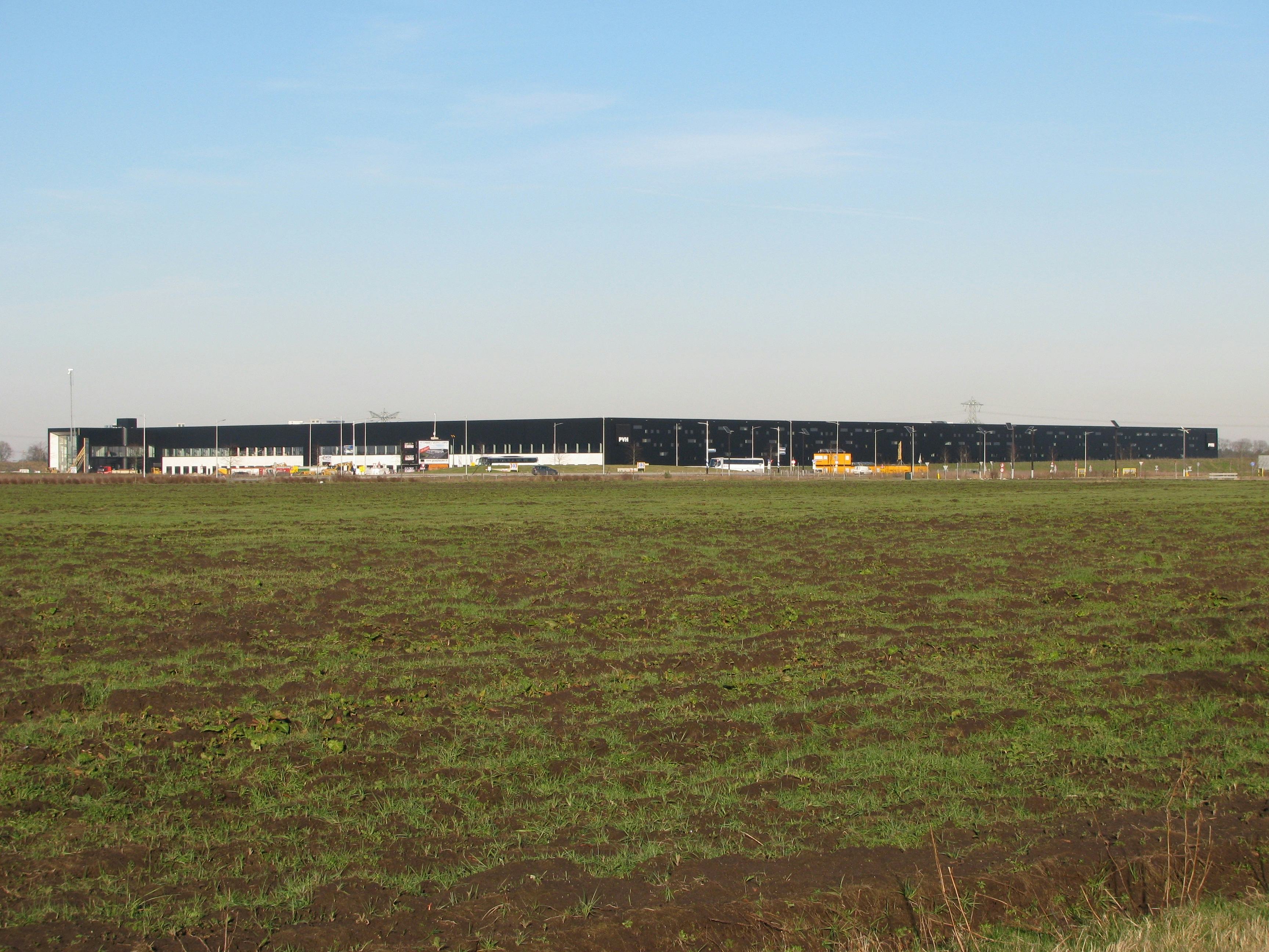 Kledingconcern PVH huurt op logistiek bedrijvenpark Trade Port Noord in Venlo een mega-distributiecentrum. Uit onderzoek van Buck Consultants blijkt dat de meeste XXL-distributiecentra zijn gevestigd in Tilburg-Waalwijk.
