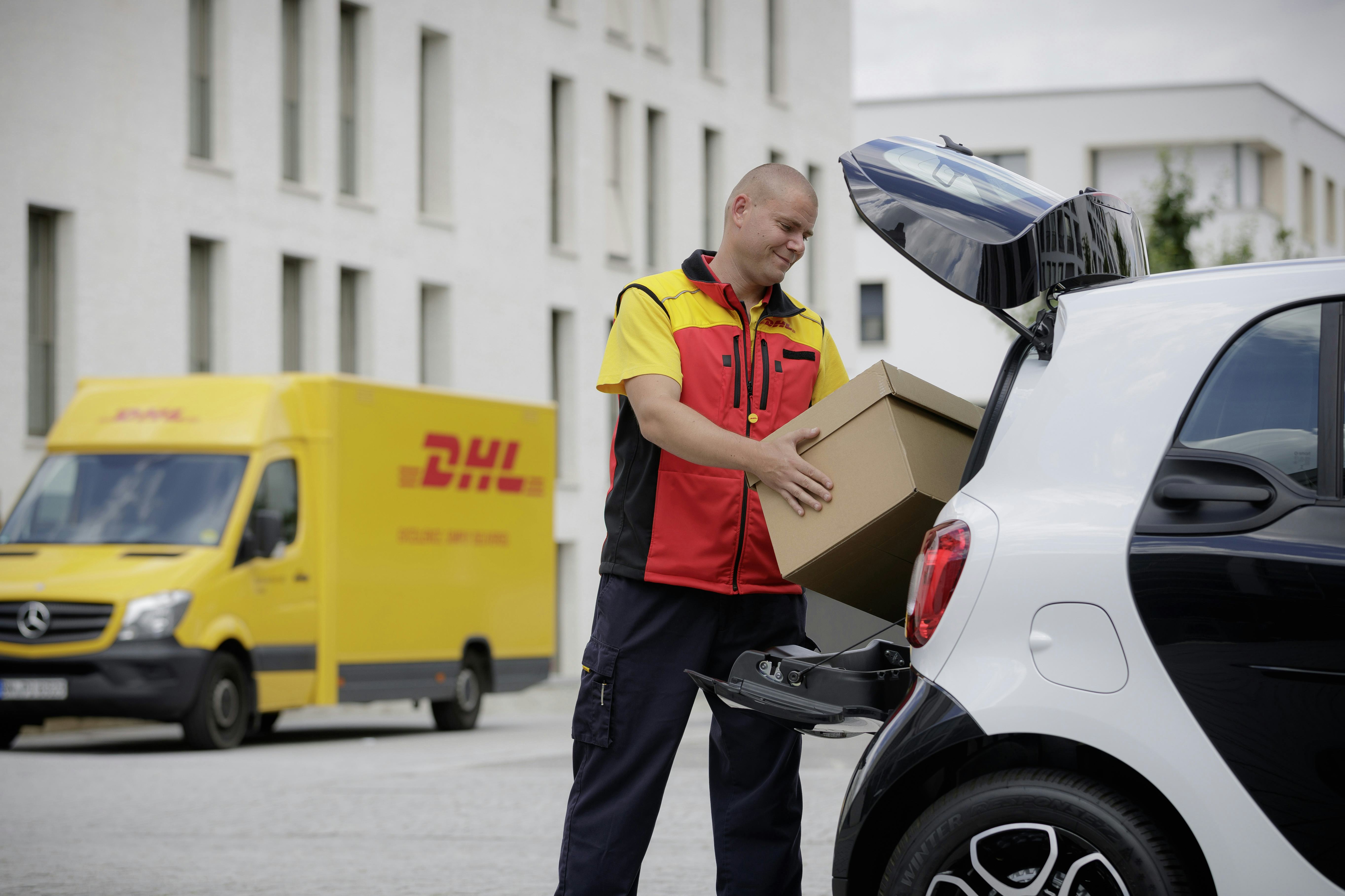 Ru wond Brutaal DHL test bezorgen in kofferbak met Smart