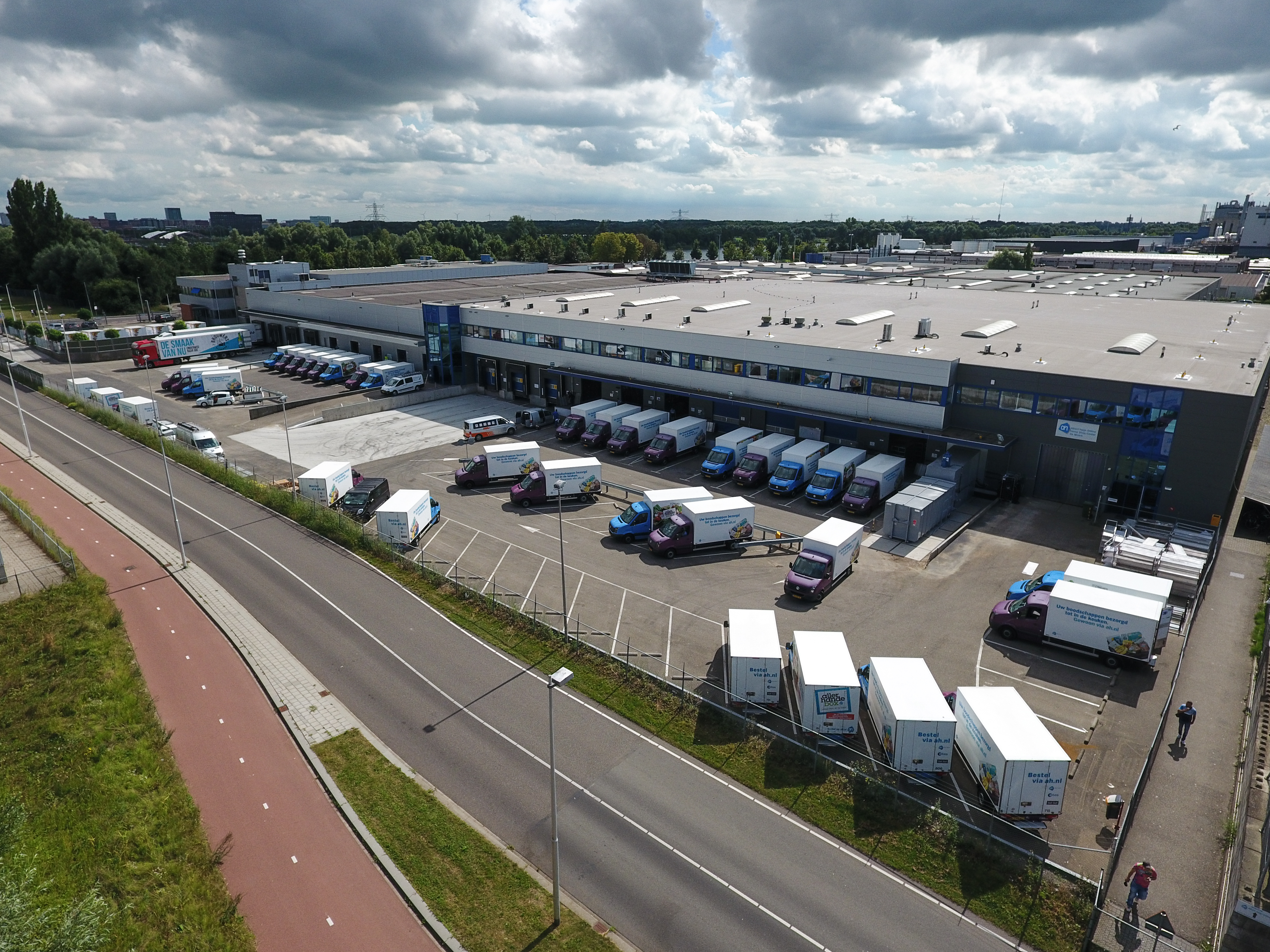 Albert Heijn opent in Eindhoven dit najaar een nieuwe Home Shop Center (HSC). Vorig jaar werd een grote uitbreiding van het bestaande HSC in De Meern (foto) in gebruik genomen. In de HSC's, waar AH er vier van heeft in Nederland, worden online bestelde boodschappen verwerkt.