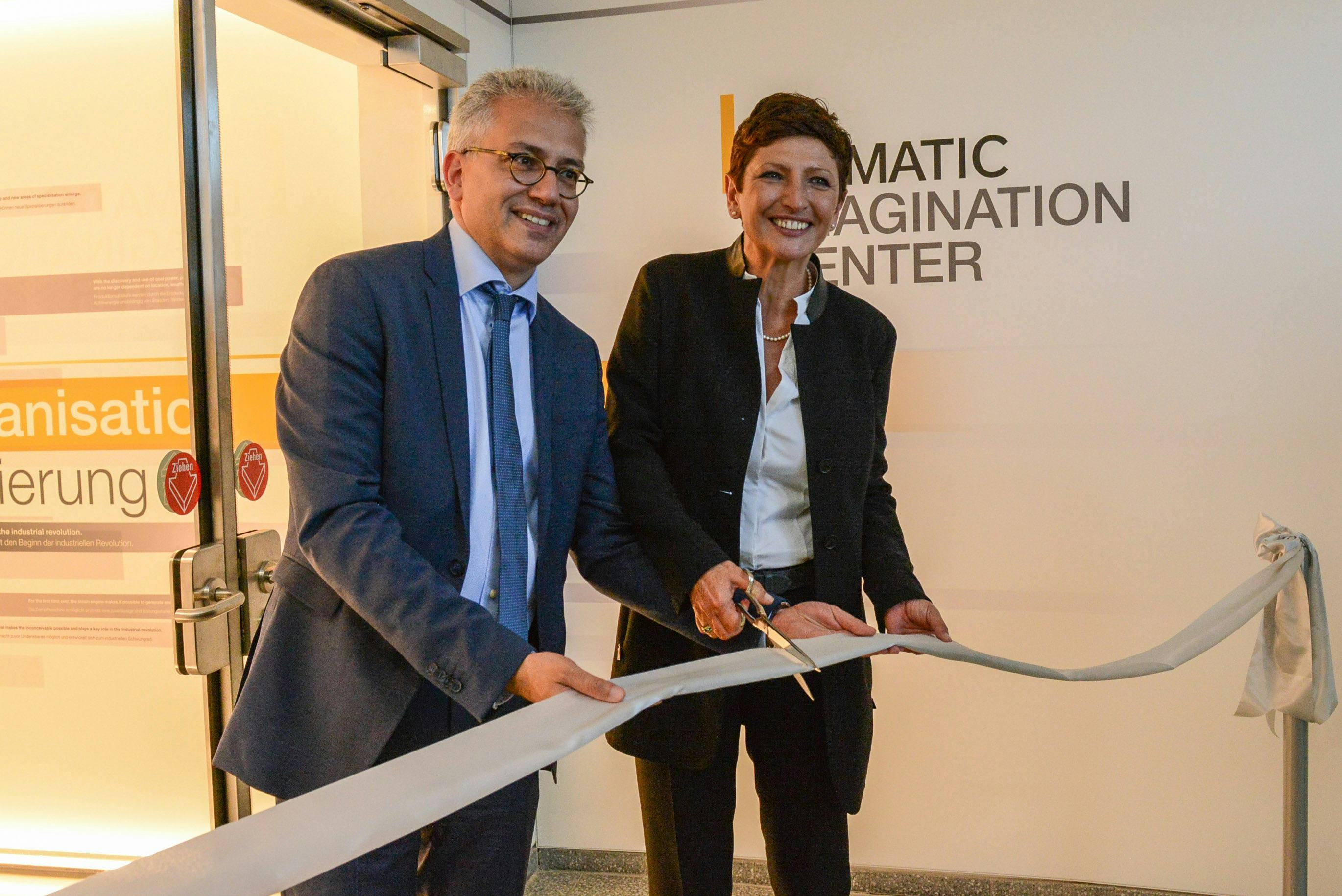 Met de Hessense deelstaat minister van economische zaken, Tarek Al-Wazir, opende Barbara Wladarz, directeur van Dematic Duitsland, afgelopen donderdag het Imagination Center van Dematic in Heusenstamm Foto: Dematic