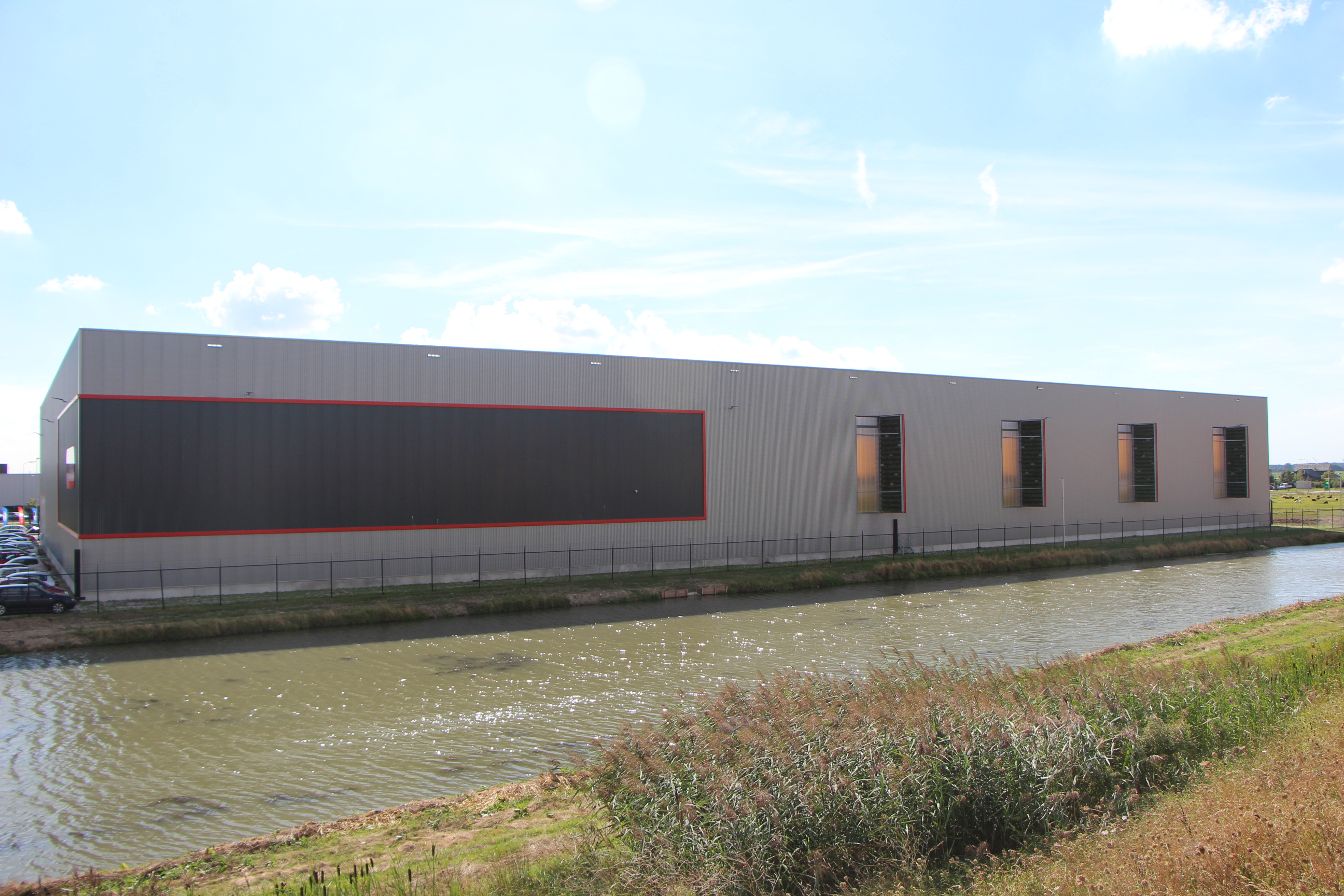 Het nieuwe BREAAM gecertificeerde distributiecentrum van Kruidvat is inmiddels opgeleverd, eerder dit jaar dreigde een bouwstop.