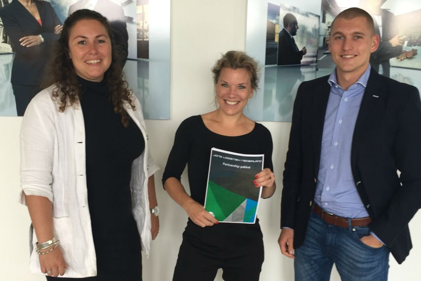 Vlnr Sanse Bomhoff, vicevoorzitter Jong Logistiek Nederland (JLN), Linda Hopmans, operationeel manager Randstad en Justin de Vries, voorzitter Jong Logistiek Nederland.