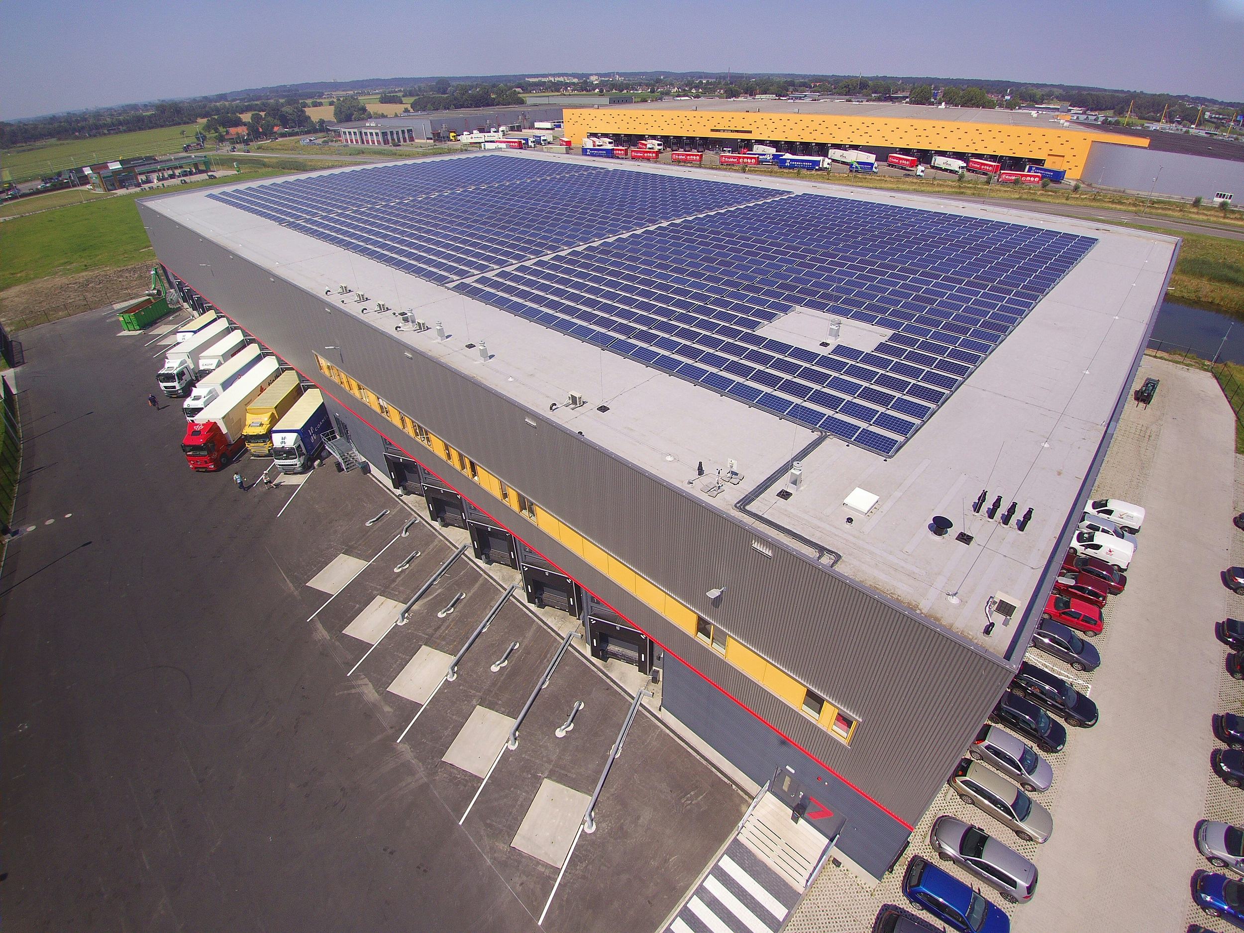 Het nieuwe retourencentrum van Kruidvat heeft op het dak 1.700 zonnepanelen liggen.