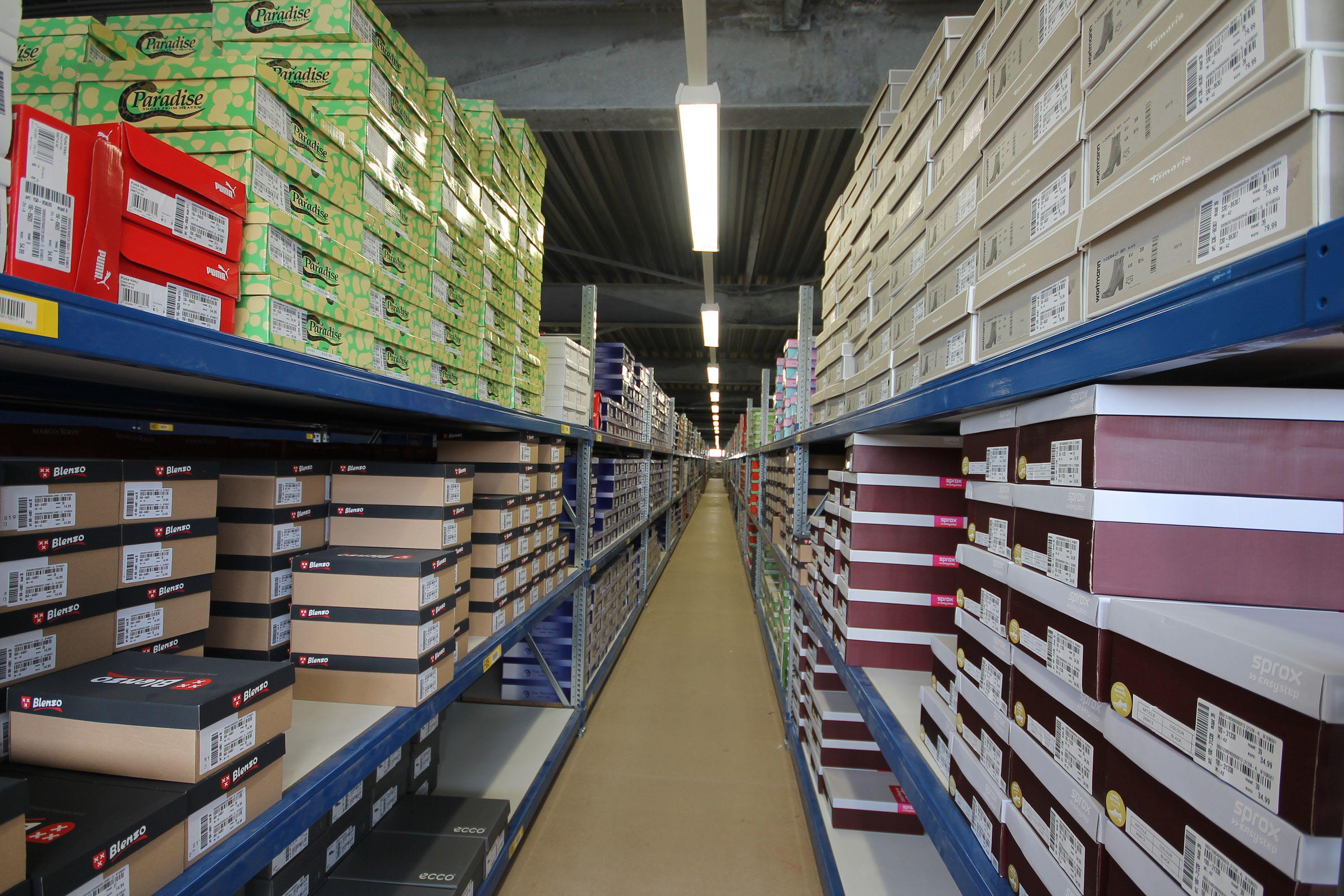 Entresolvloerconstructie in schoenen distributiecentrum