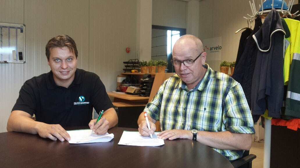 Roy Groothuis (operationeel directeur BLOM opleidingen) en Henk Rebergen (eigenaar Arvelo) tekenen de overnameovereenkomst