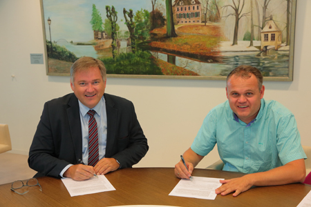 Wethouder Johan Gadella van Economische Zaken van Nieuwegein (foto links) en directeur Gert Wezenberg van Wezenberg Transport ondertekenden afgelopen woensdag  een overeenkomst voor de aankoop van een kavel van 11.244 vierkante meter door Wezenberg op bedrijventerrein Het Klooster bij Nieuwegein. Foto: Marco Spelten