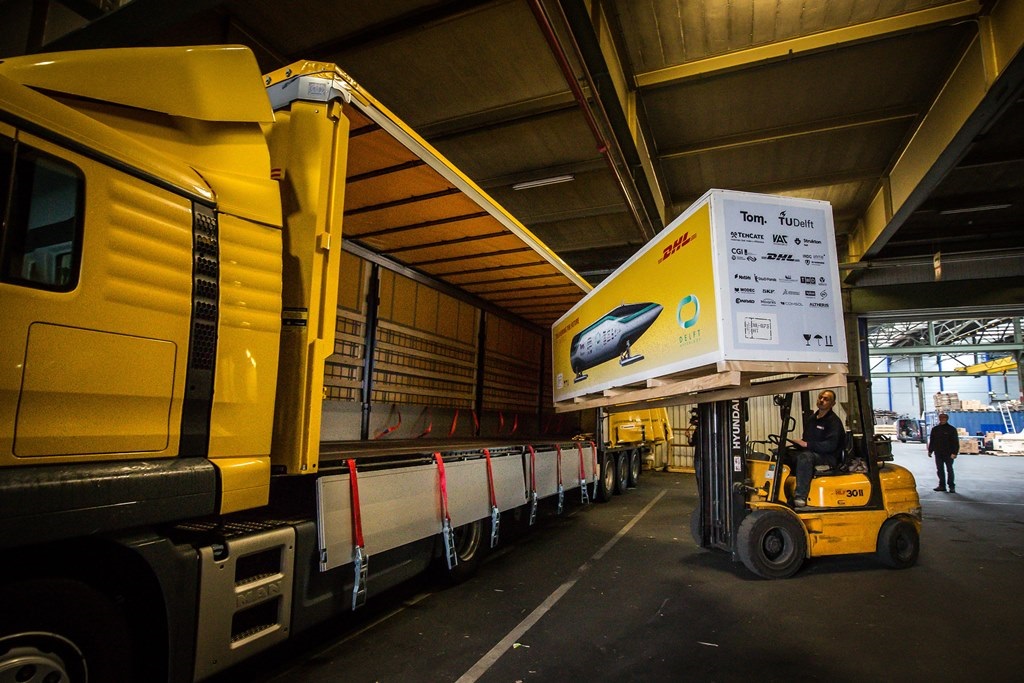 DELFT-Transport van de Delft Hyperloop door DHL. FOTO: DIEDERIK VAN DER LAAN