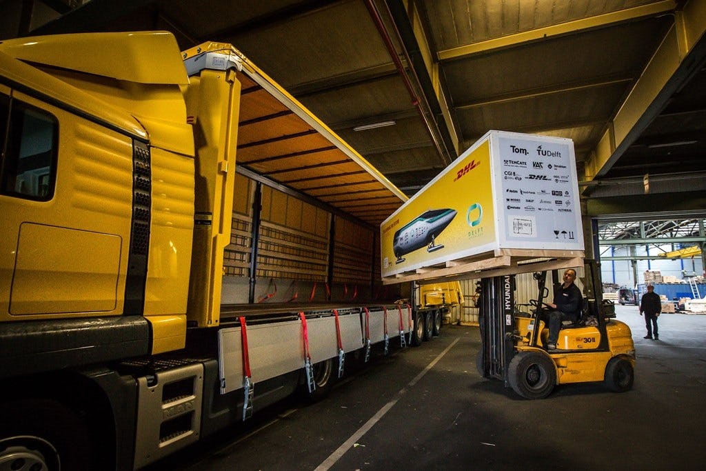 DELFT-Transport van de Delft Hyperloop door DHL. FOTO: DIEDERIK VAN DER LAAN
