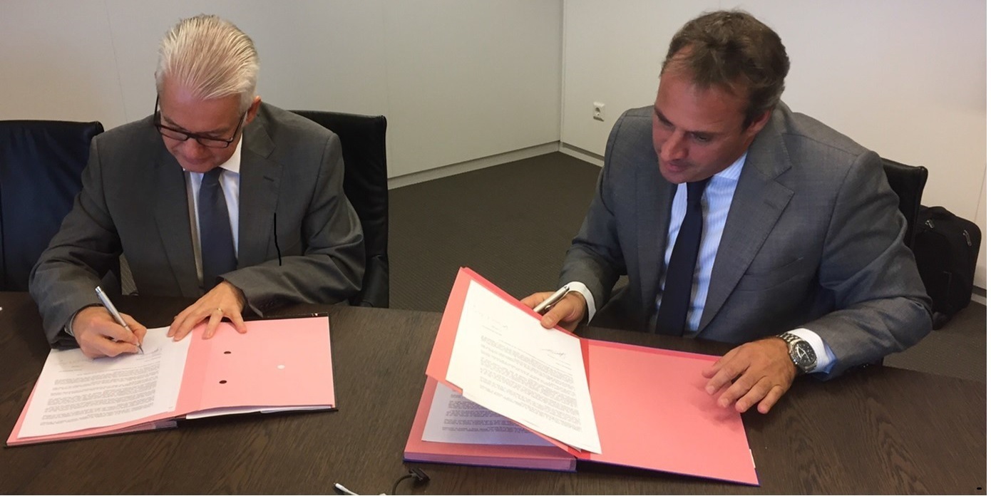 De Tholense wethouder Frank Hommel (links) en Hylcke Okkinga, directeur Montea Nederland, ondertekenden maandag het convenant voor de ontwikkeling van een kavel van 100.000 vierkante meter op bedrijventerrein Welgelegen. 