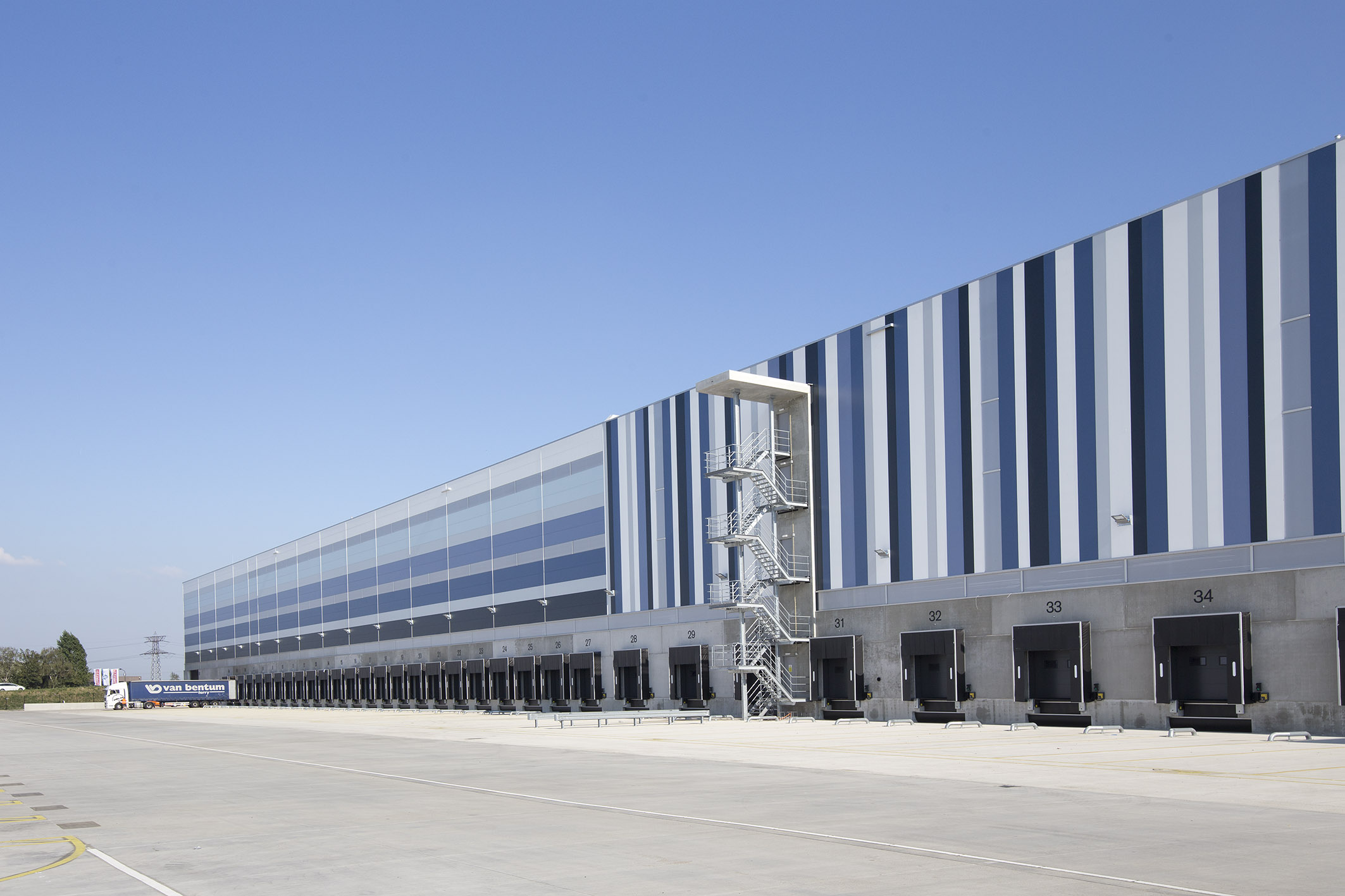 Primark neemt begin volgend jaar een nieuw distributiecentrum in Oosterhout in gebruik. Het is het tweede DC van de Ierse fashiondiscounter in Nederland. In 2017 nam Primark een groot Europees distributiecentrum (foto) op bedrijventerrein Borchwerf in Roosendaal in gebruik.