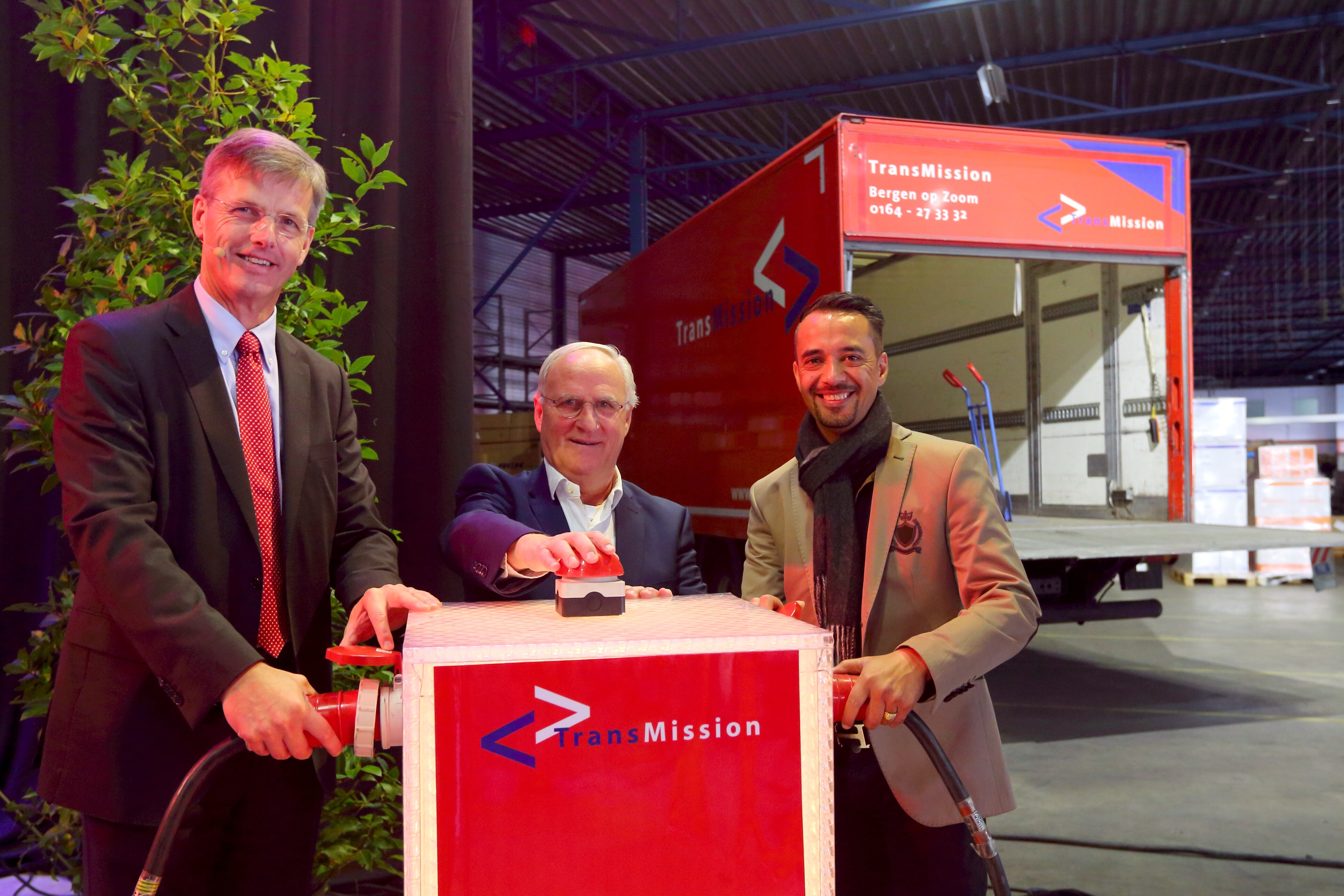 De officiële openingshandeling van het nieuwe TransMission overslagpunt in Bergen op Zoom werd zaterdag verricht door wethouder voor Financiën en Economie van Bergen op Zoom Ad Coppens (foto midden) en Peter Tjalma, directeur van Transmission (foto links) 