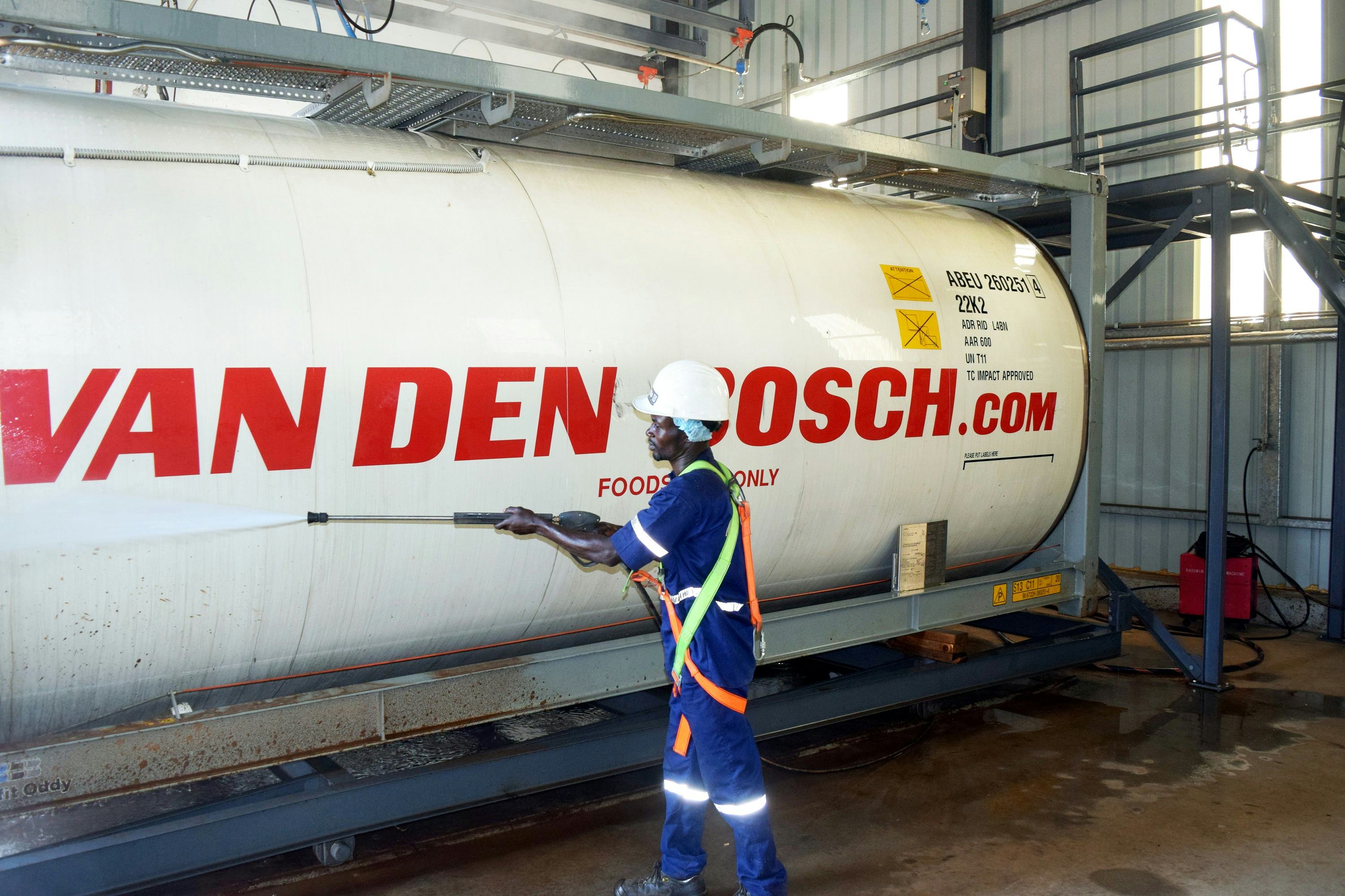 Van den Bosch opent eerste tankcleaning van West-Afrika