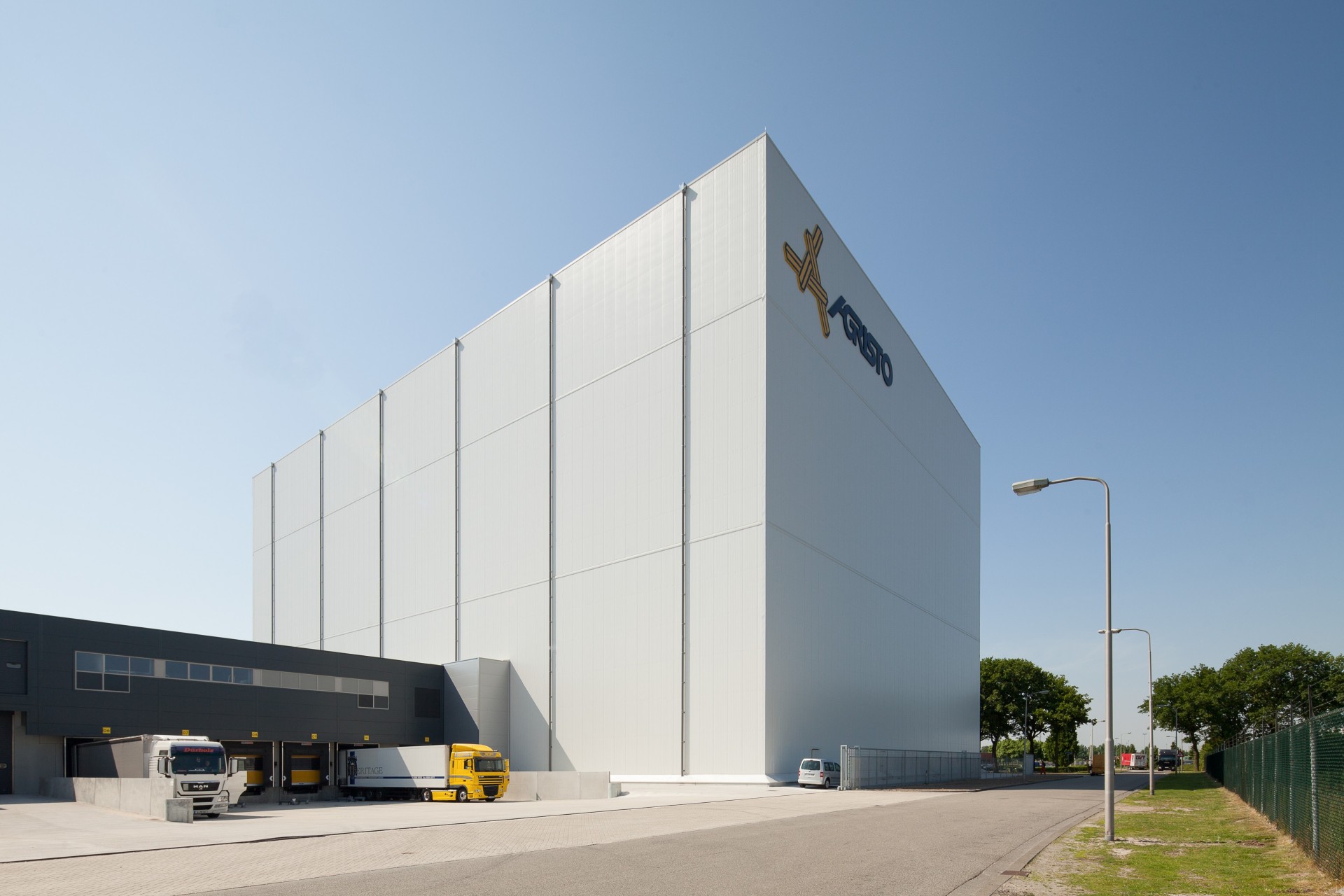 Het magazijn van Agristo in Tilburg is met zijn 40 meter het hoogste magazijn van Nederland. Volgens CBRE groeit in Europa de vraag naar hoogbouw magazijnen en meerlaagse distributiecentra. 